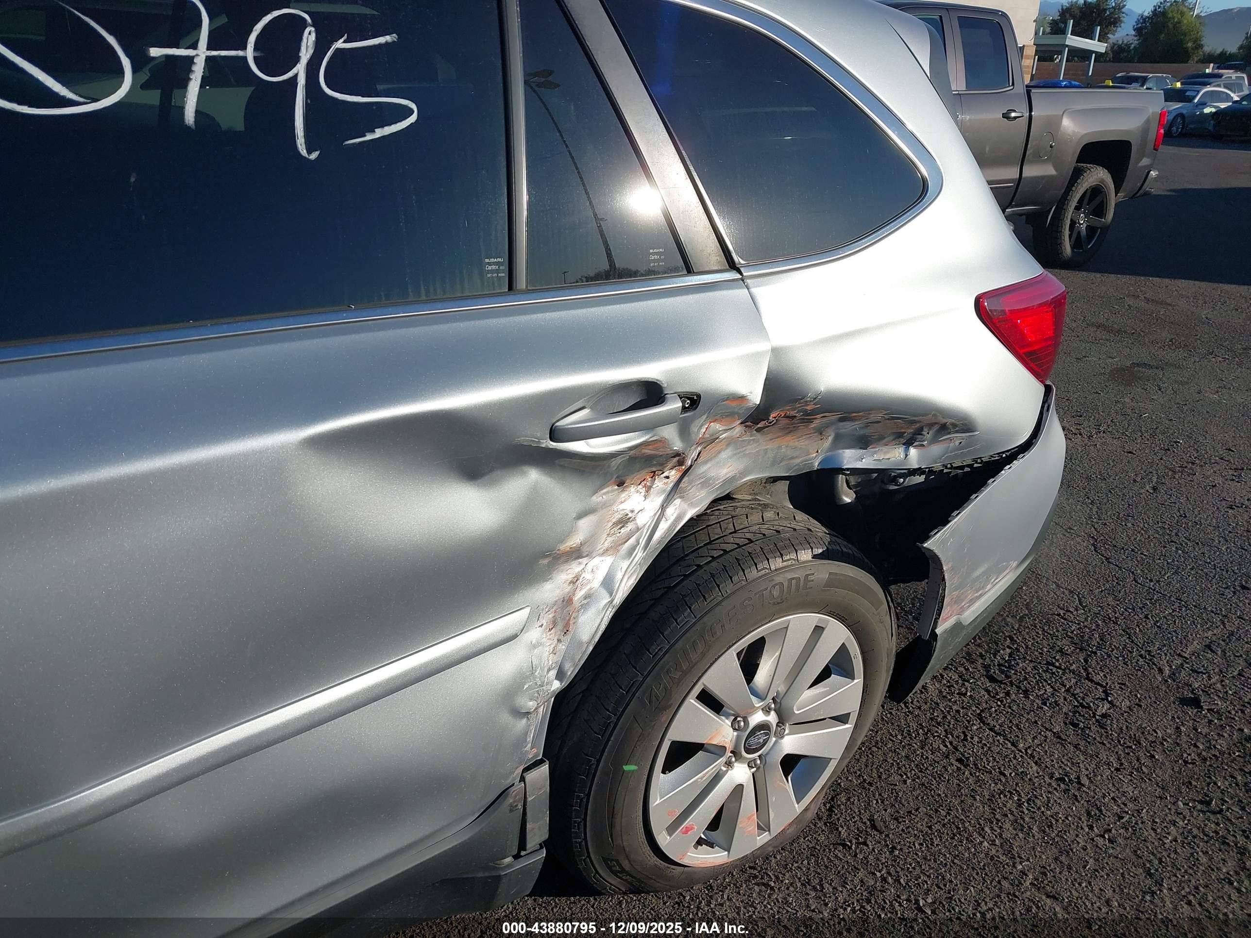 SUBARU OUTBACK image 6