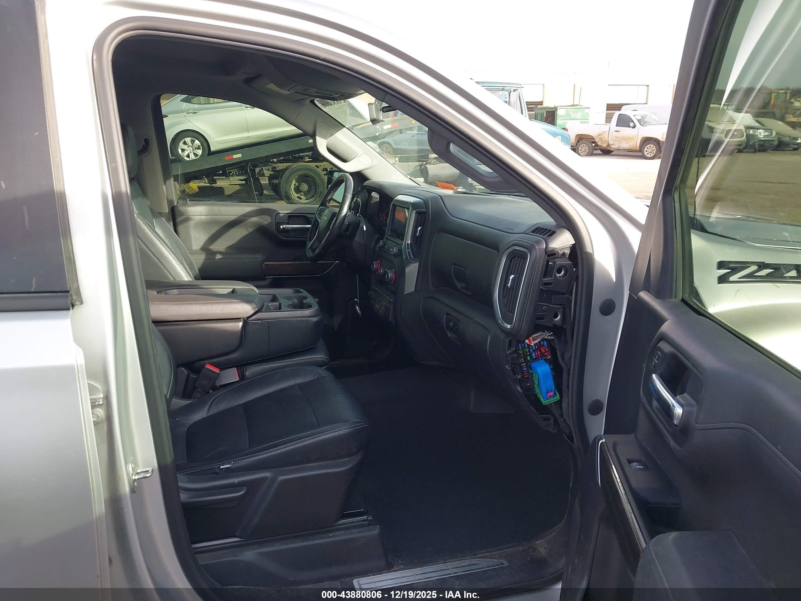 CHEVROLET SILVERADO image 5