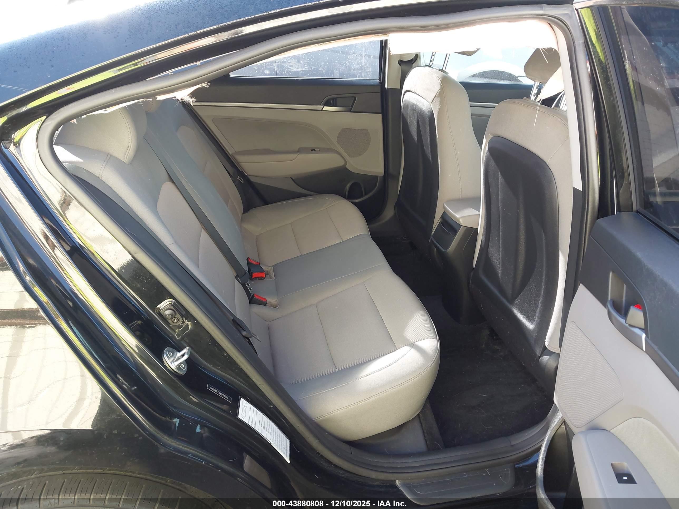 HYUNDAI ELANTRA image 8