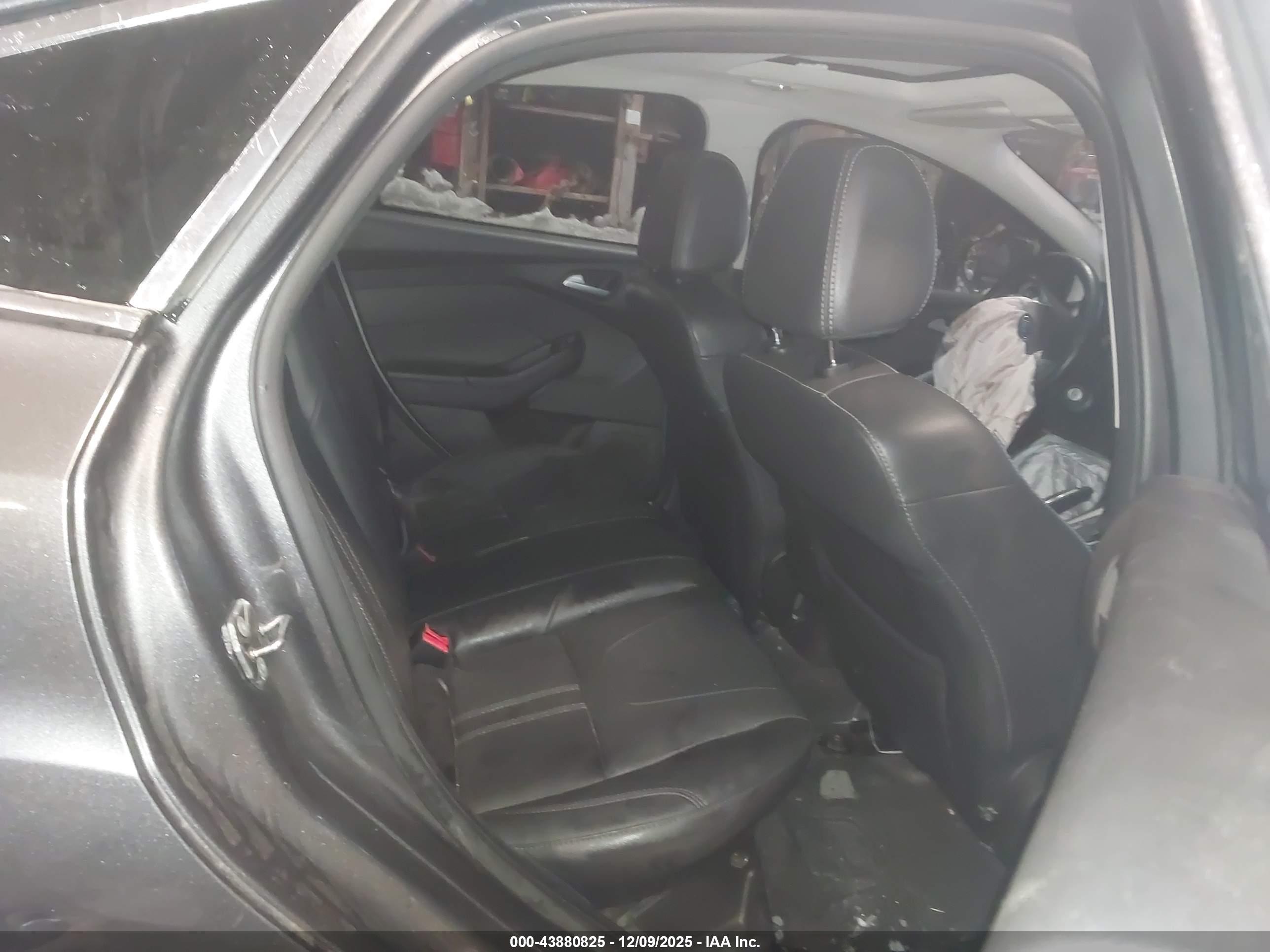 FORD FOCUS image 8