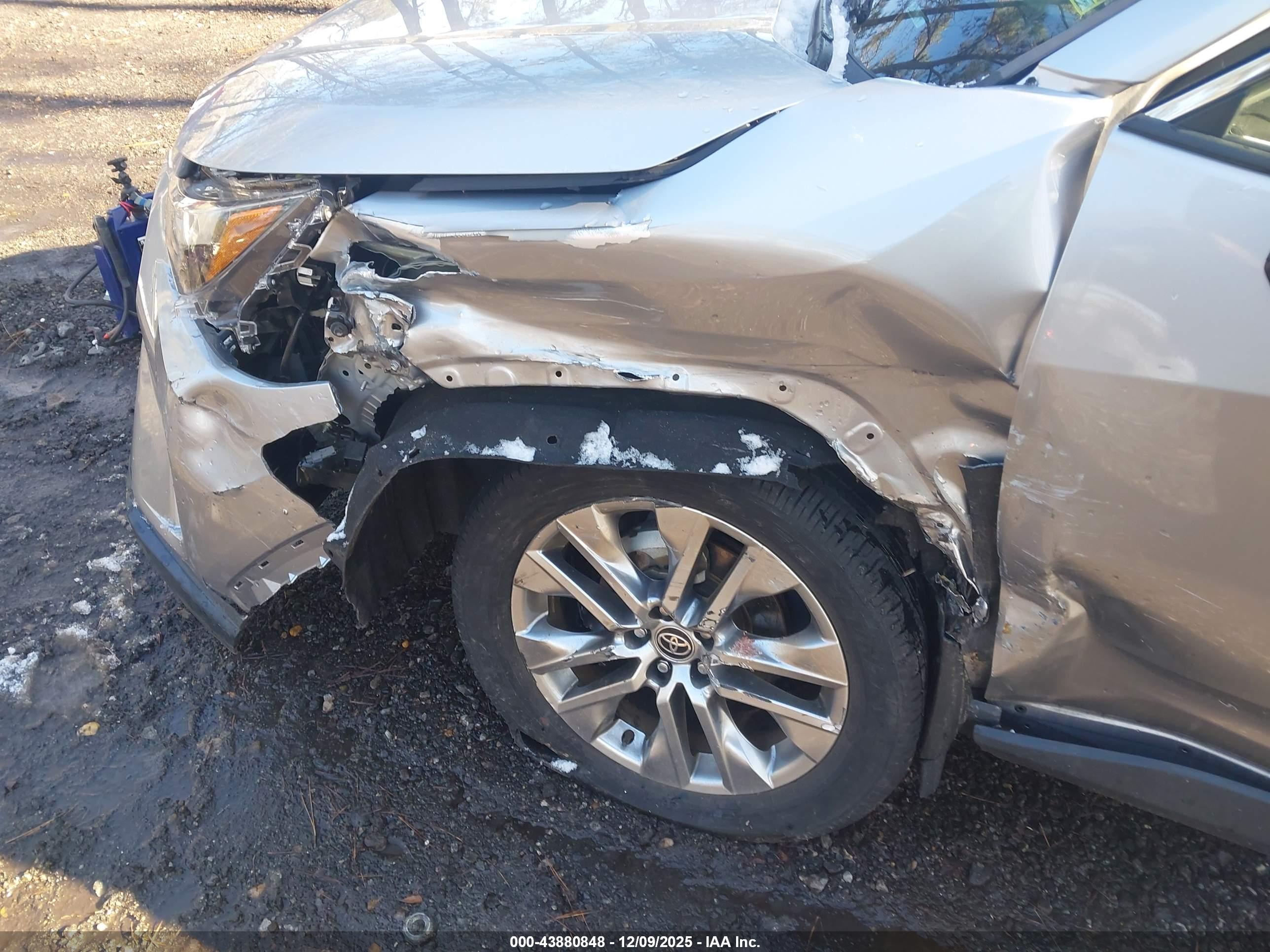 TOYOTA RAV4 image 6