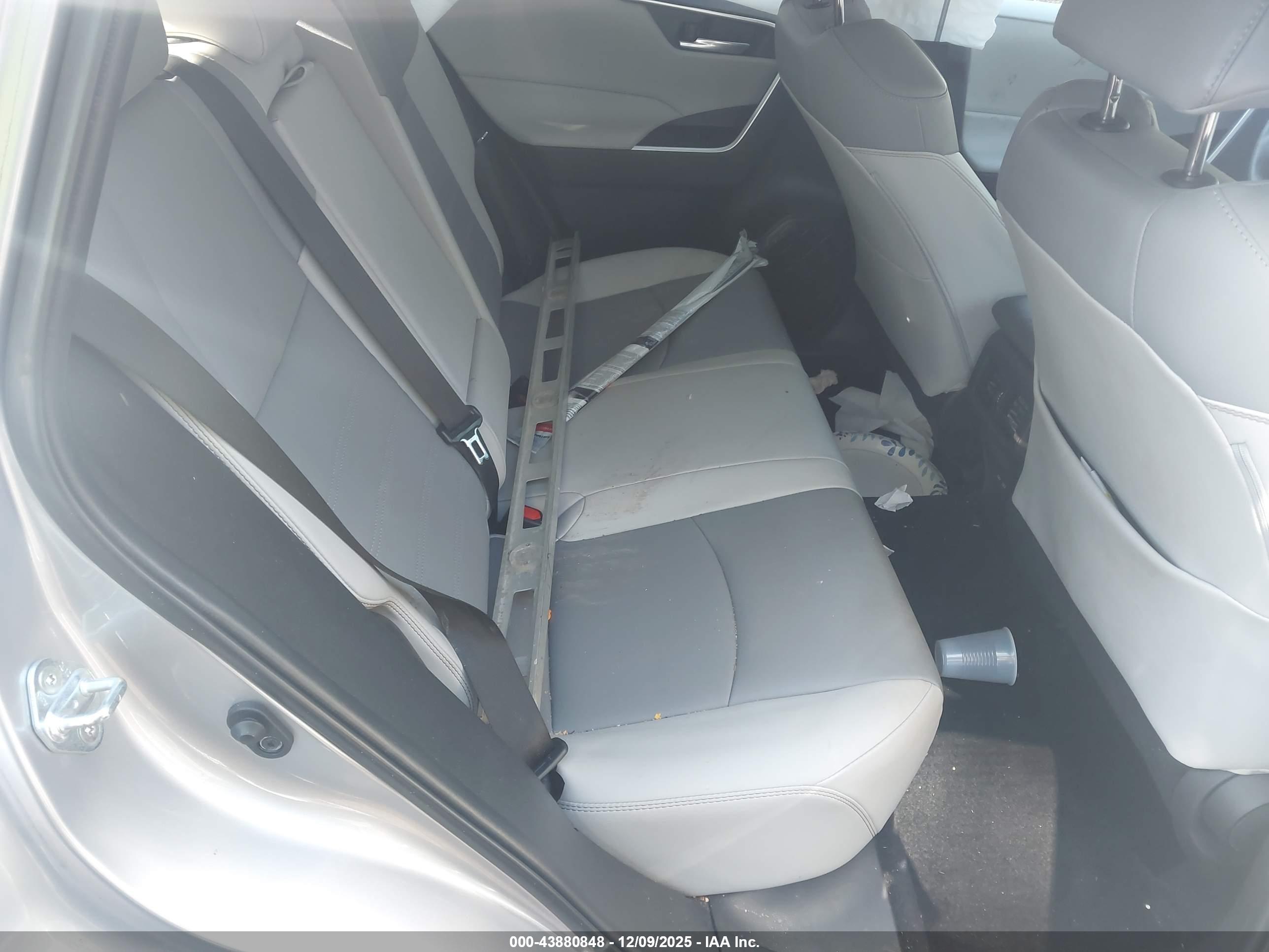 TOYOTA RAV4 image 8