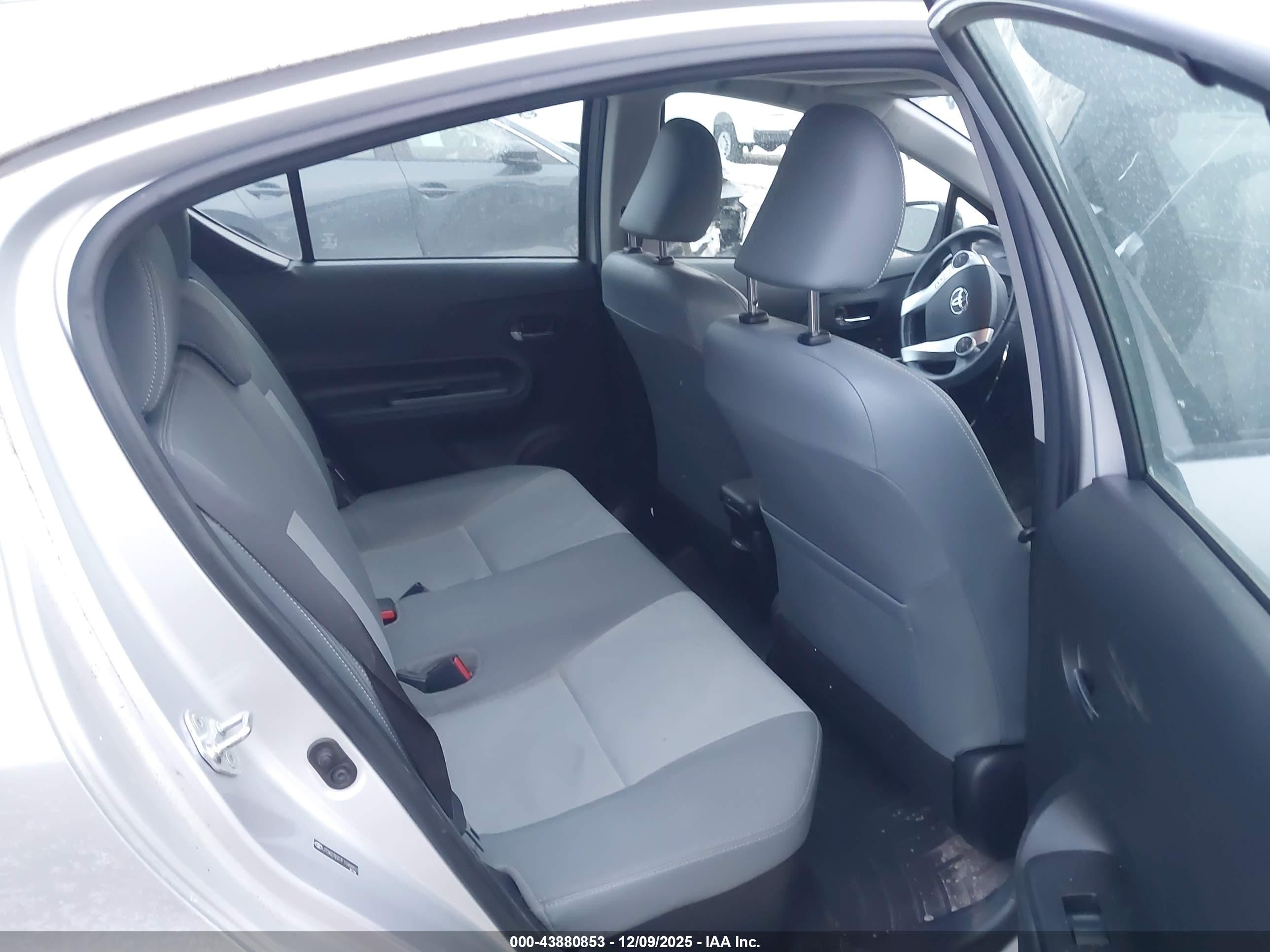 TOYOTA PRIUS image 8