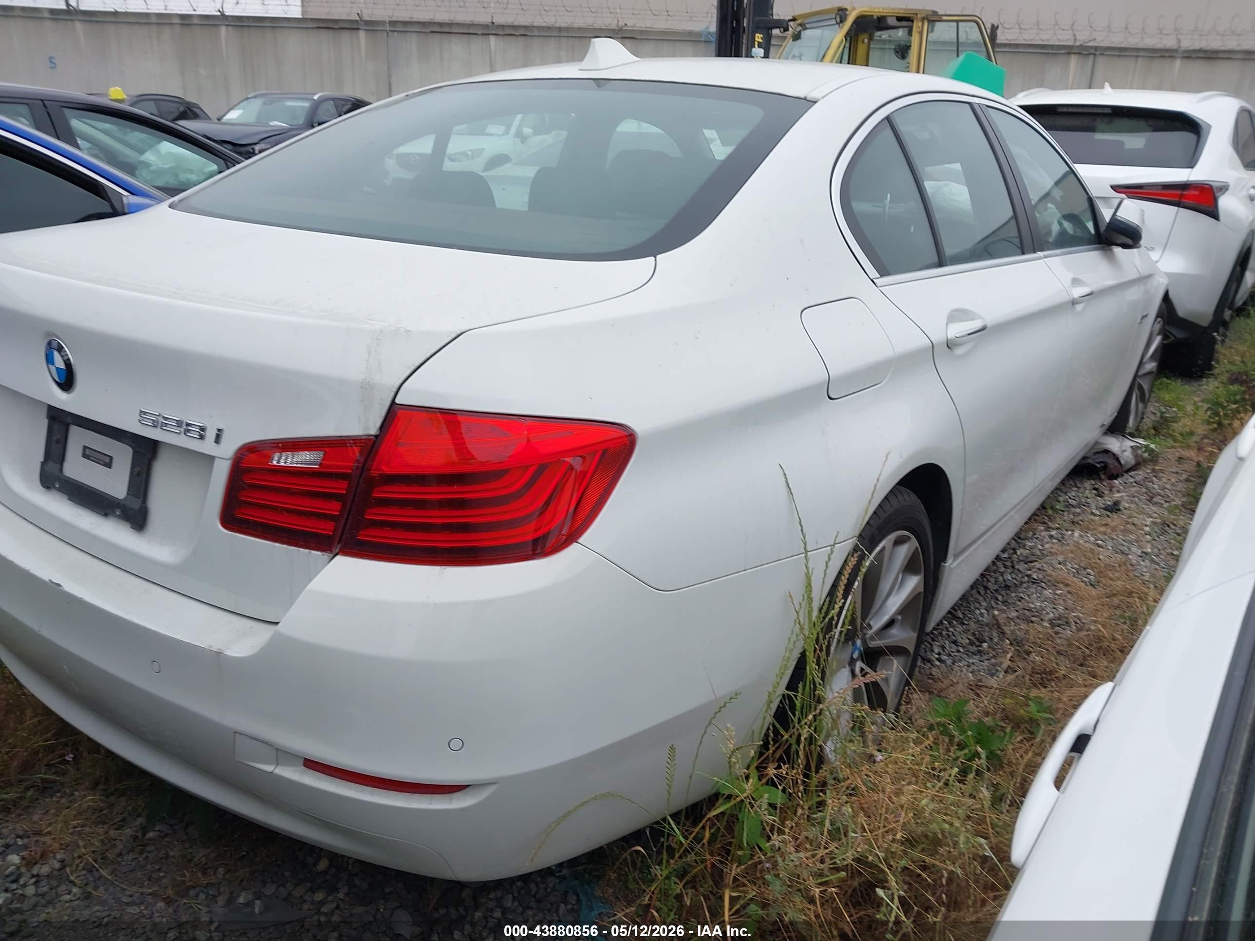 BMW 528I image 4