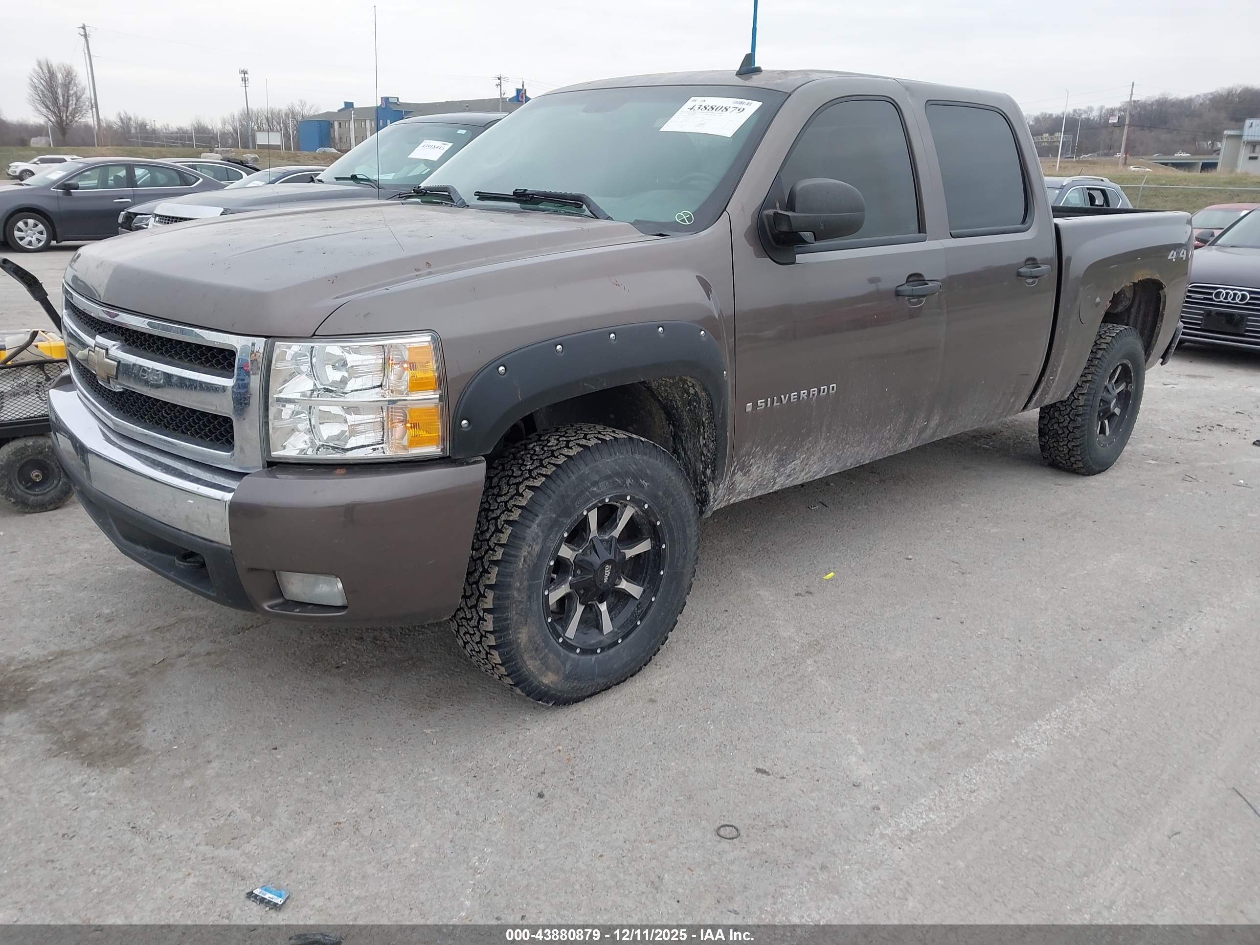 CHEVROLET SILVERADO image 2