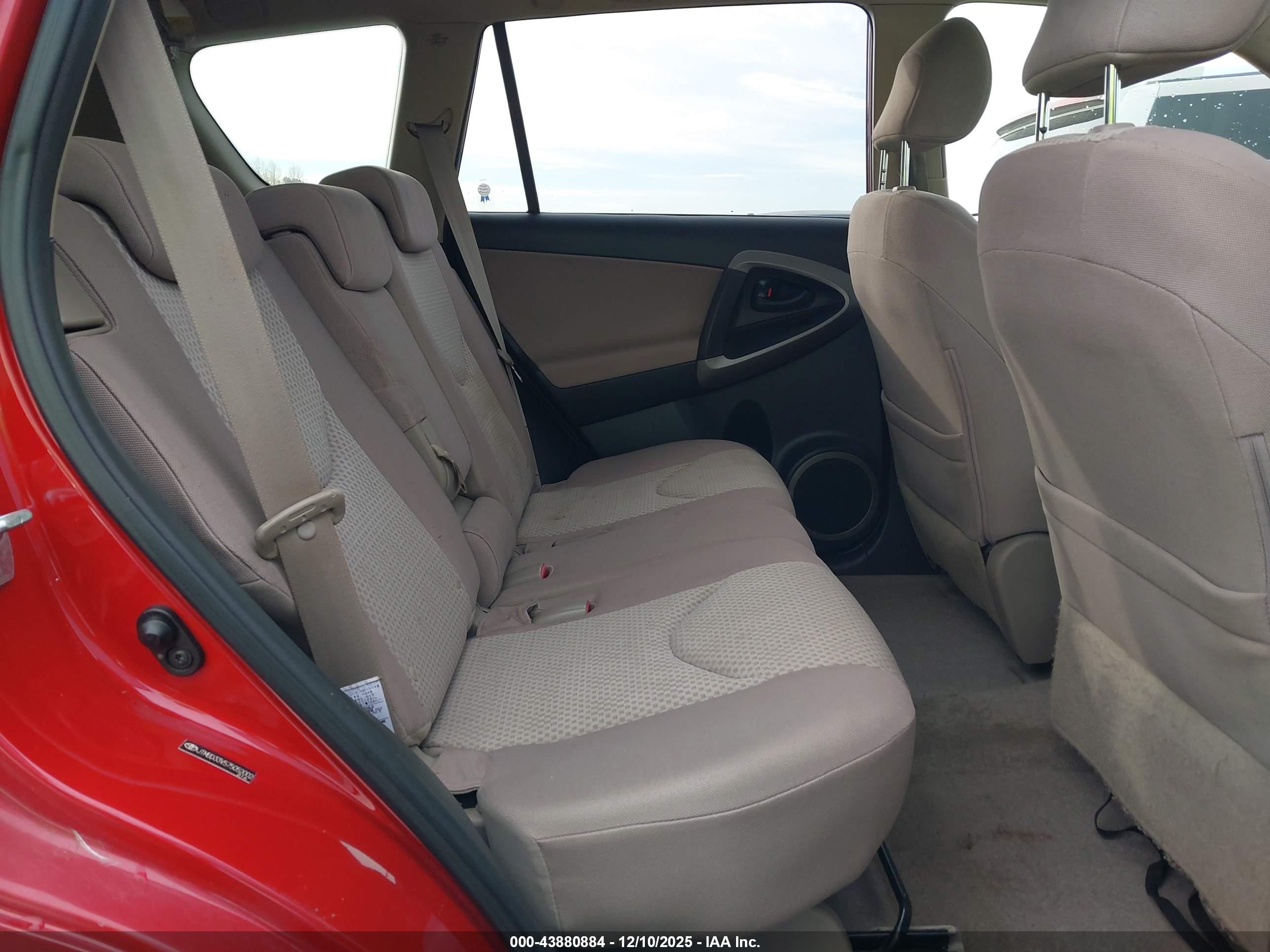 TOYOTA RAV4 image 8