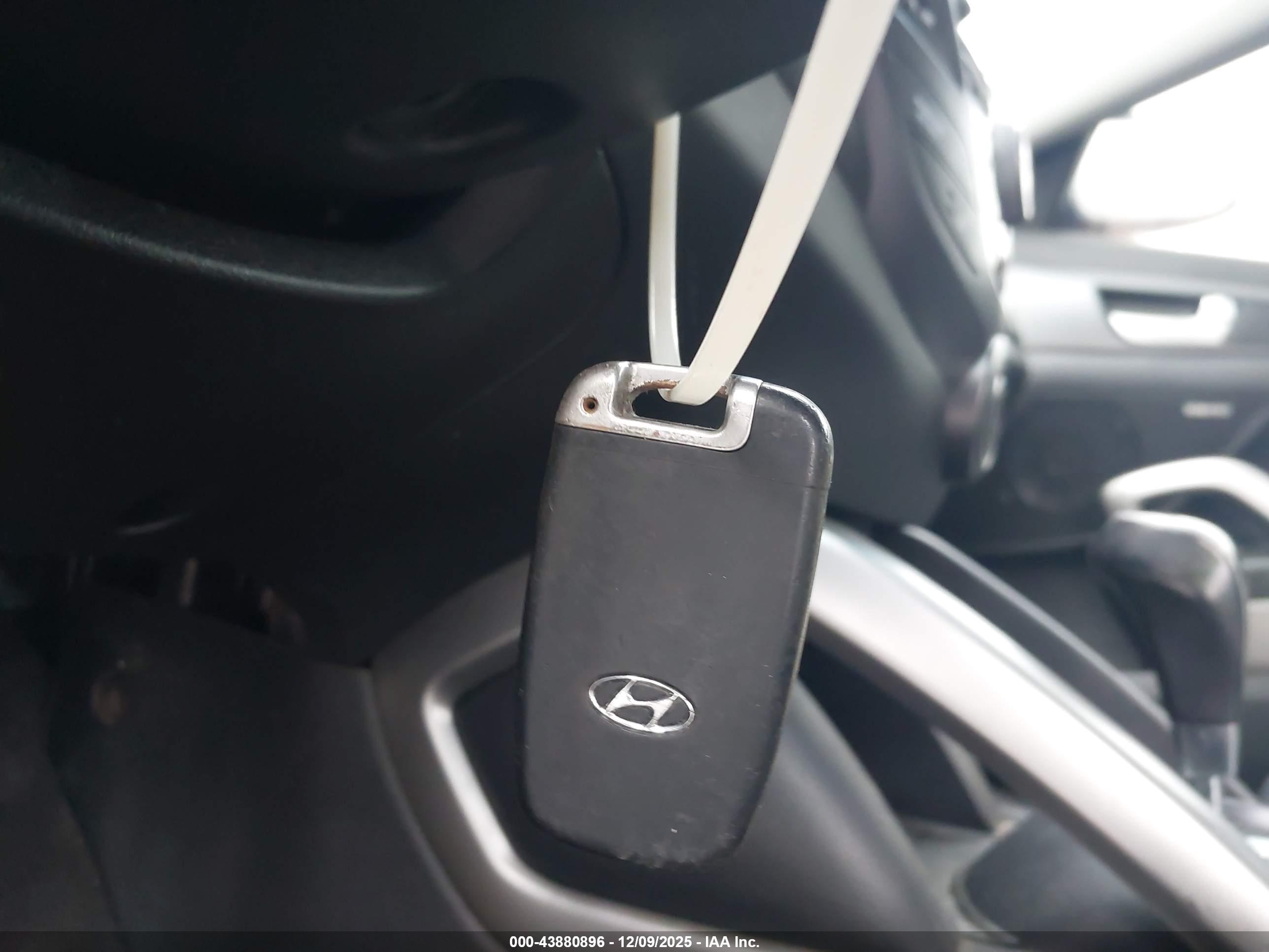 HYUNDAI VELOSTER image 11