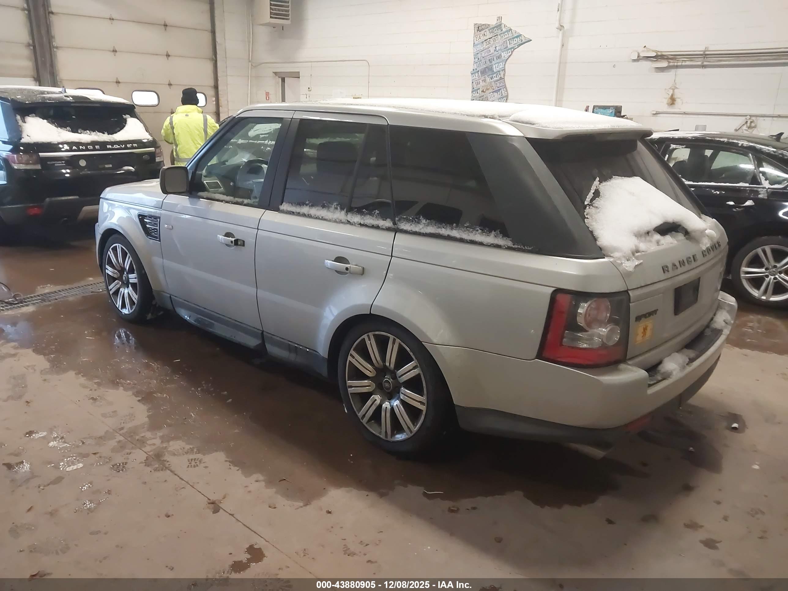 LAND ROVER image 3