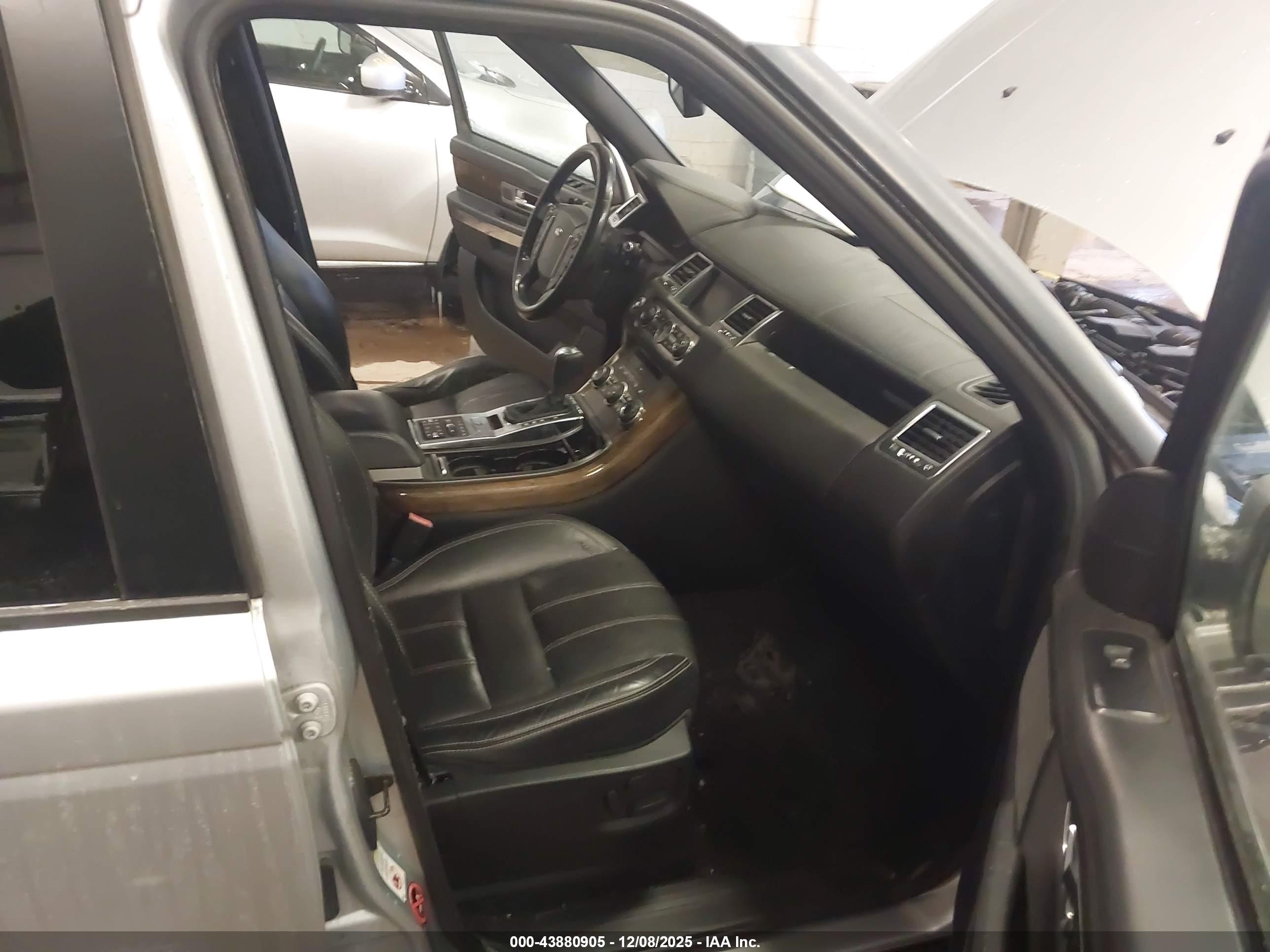 LAND ROVER image 5
