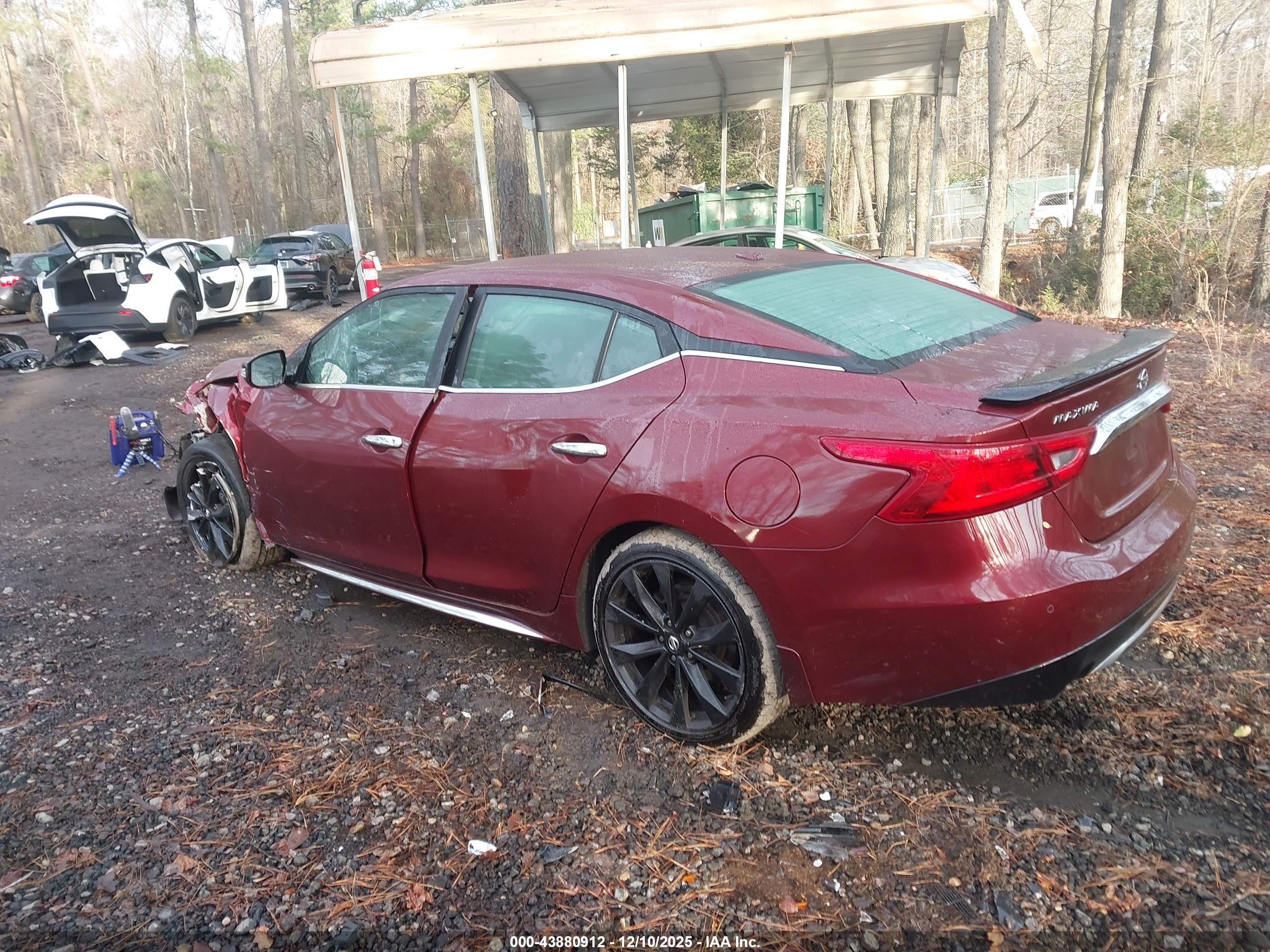 NISSAN MAXIMA image 3