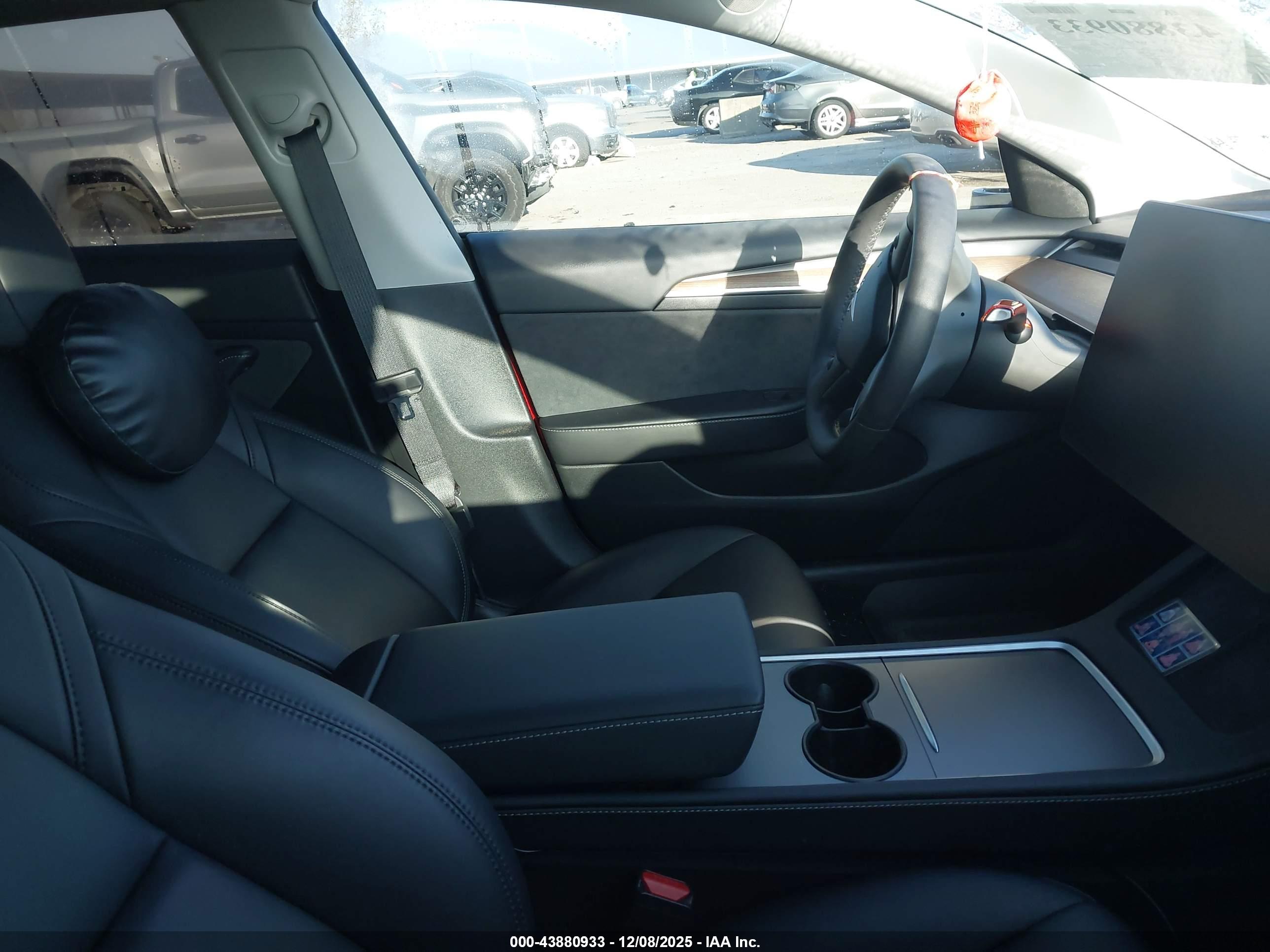 TESLA MODEL image 5
