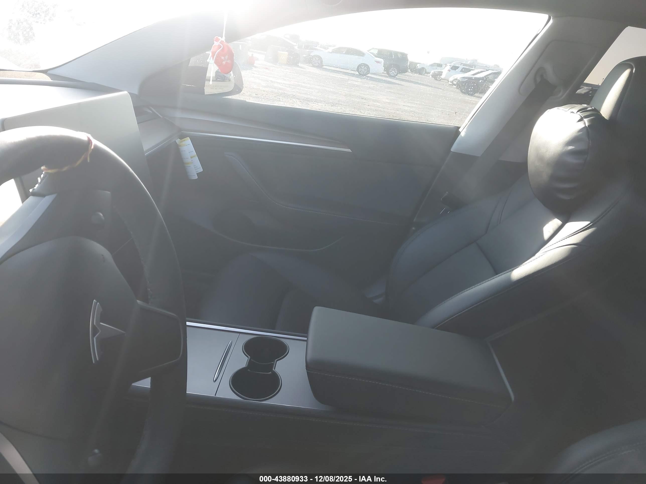 TESLA MODEL image 7