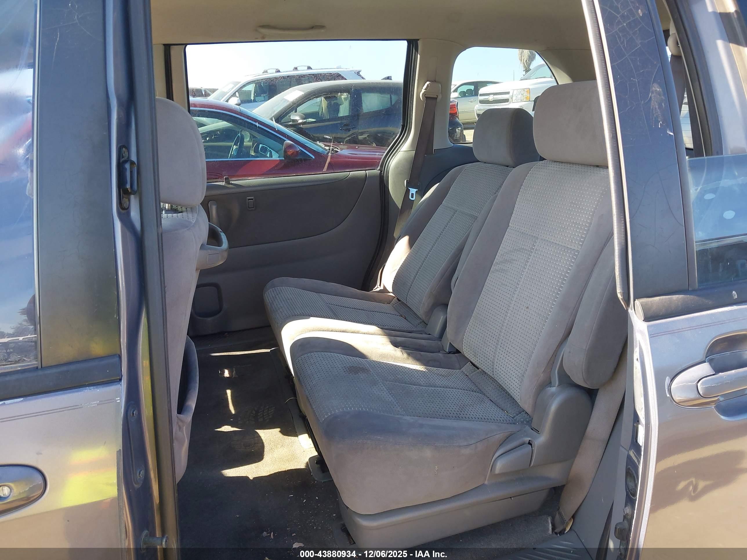 MAZDA MPV image 8