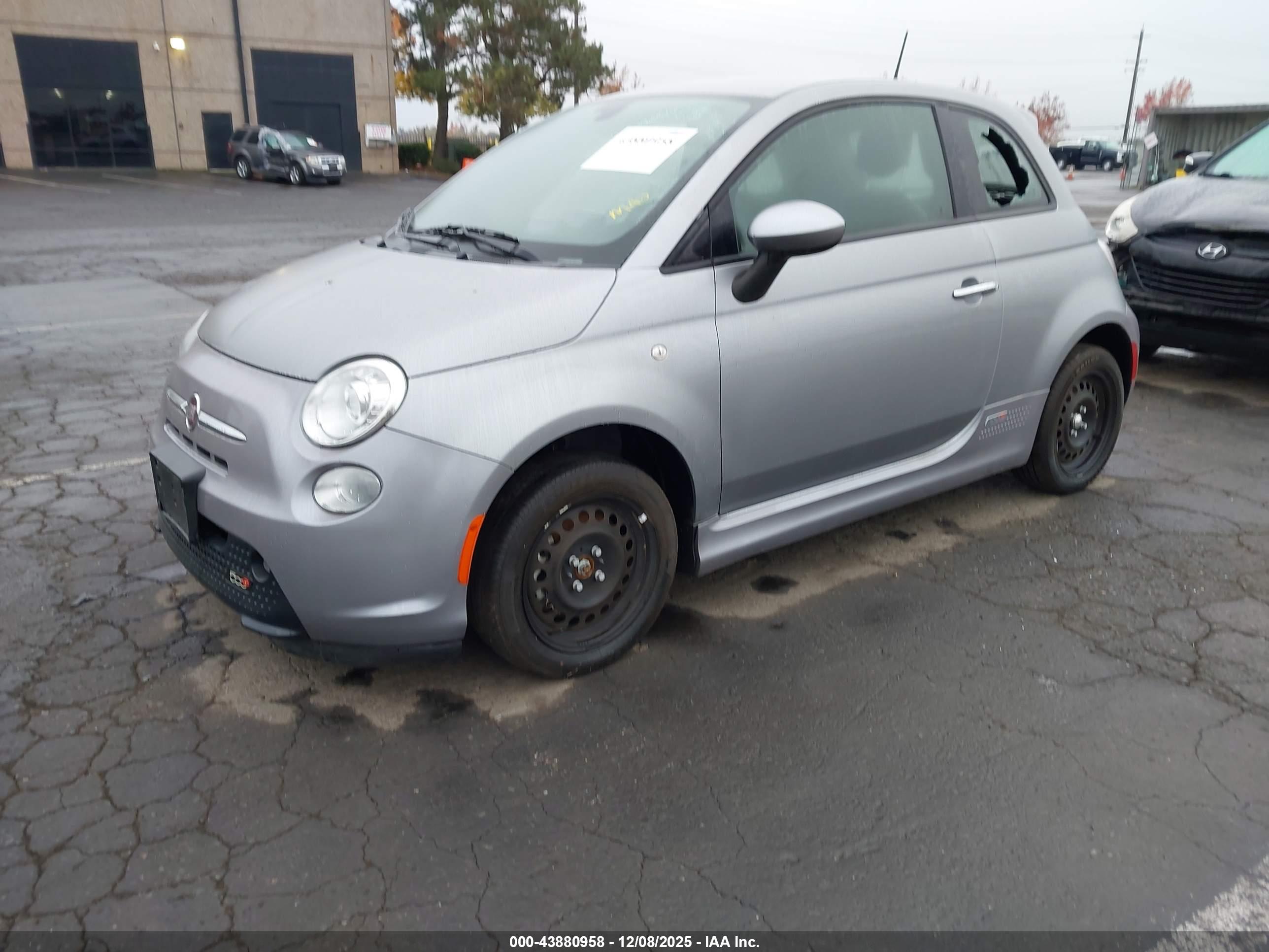 FIAT 500E image 2