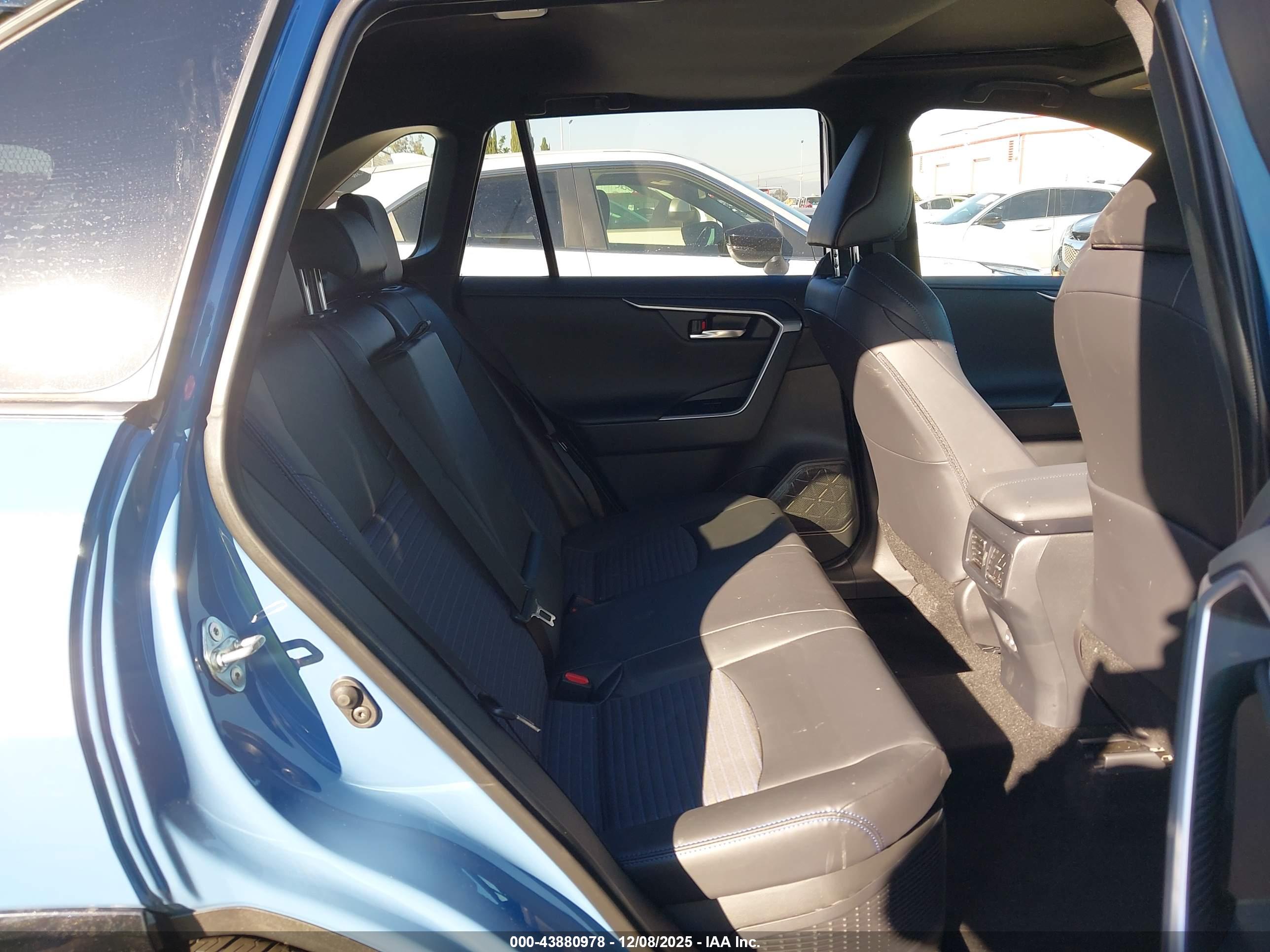 TOYOTA RAV4 image 8