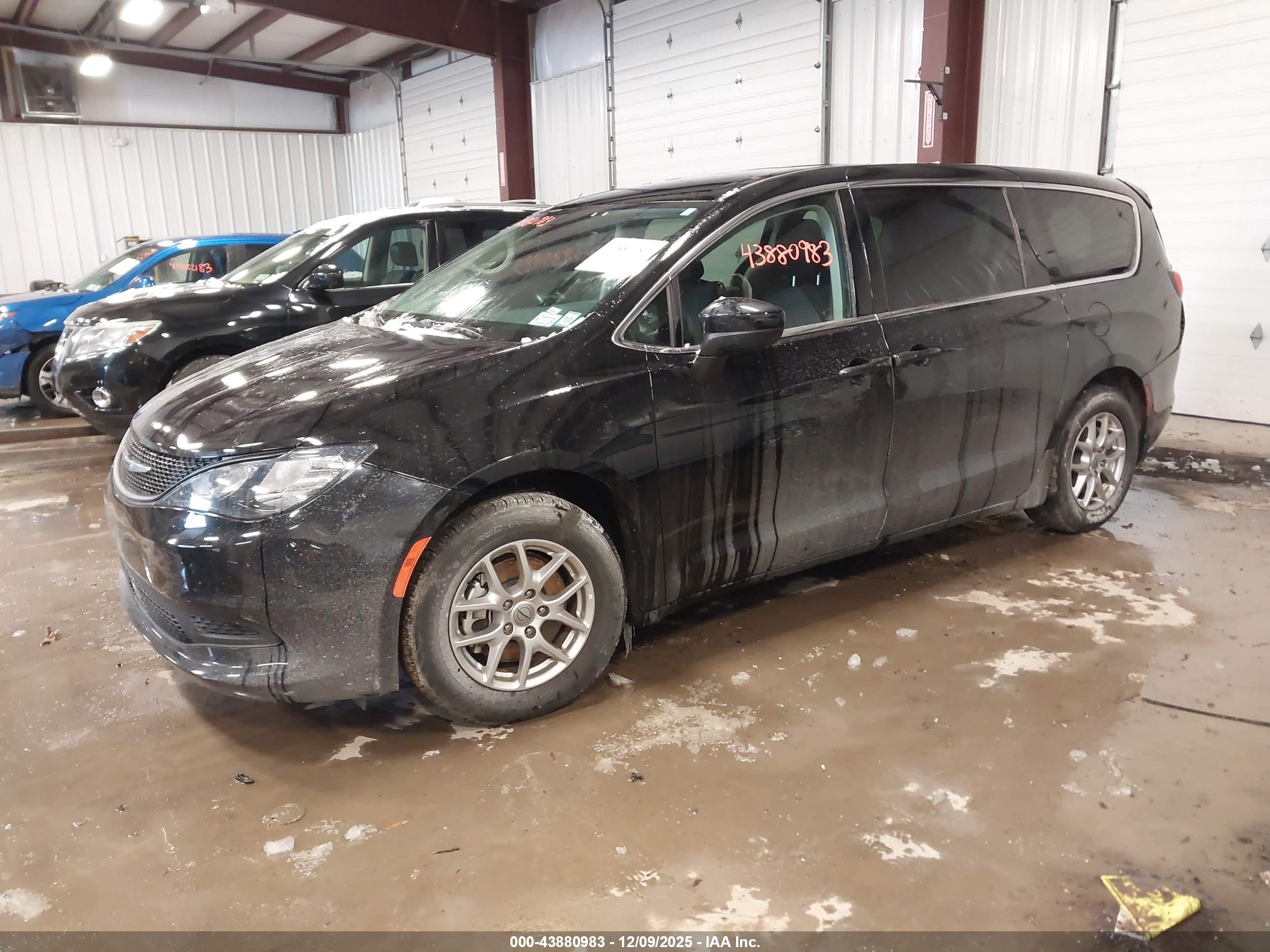 CHRYSLER VOYAGER image 2