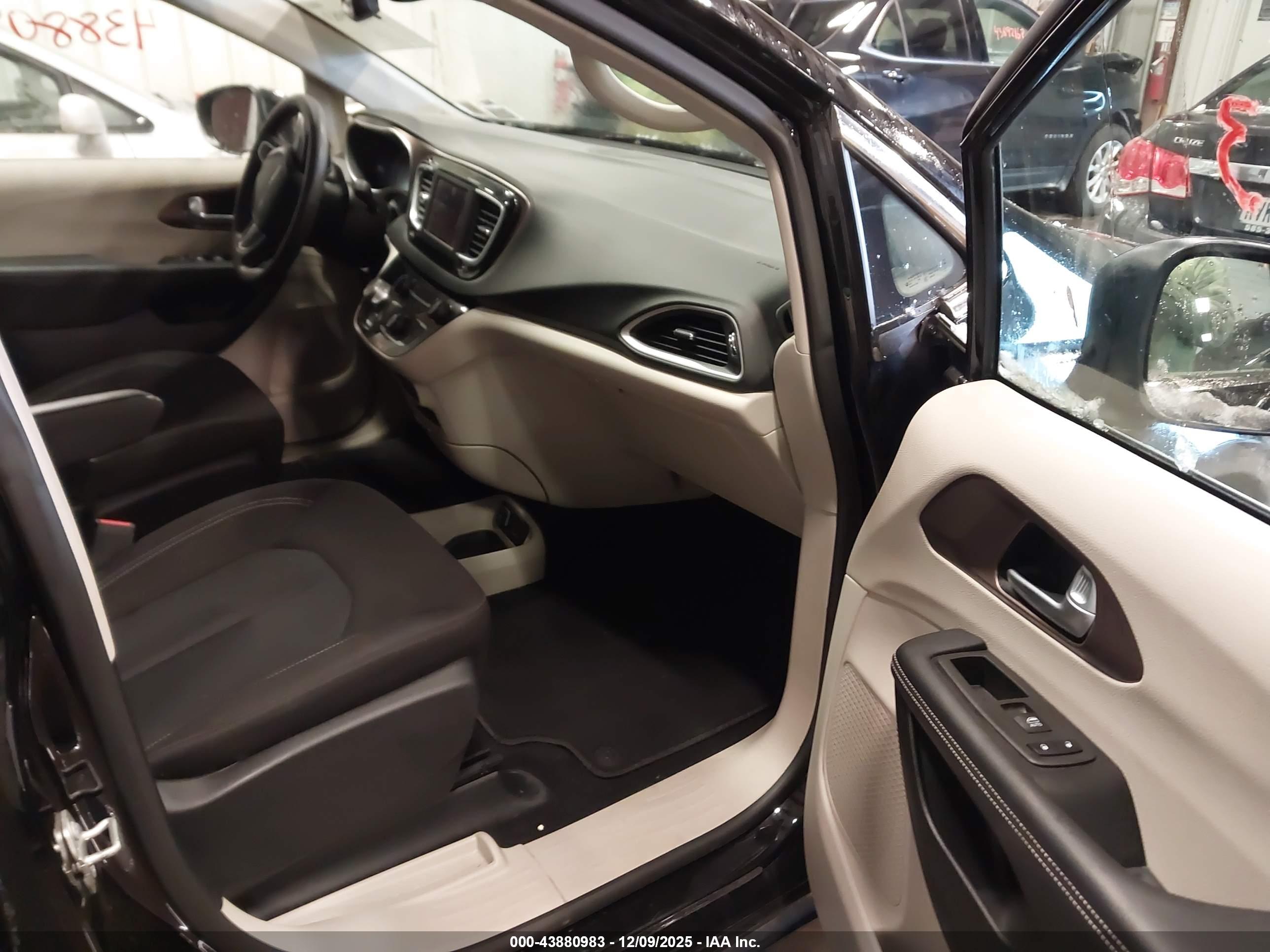 CHRYSLER VOYAGER image 5