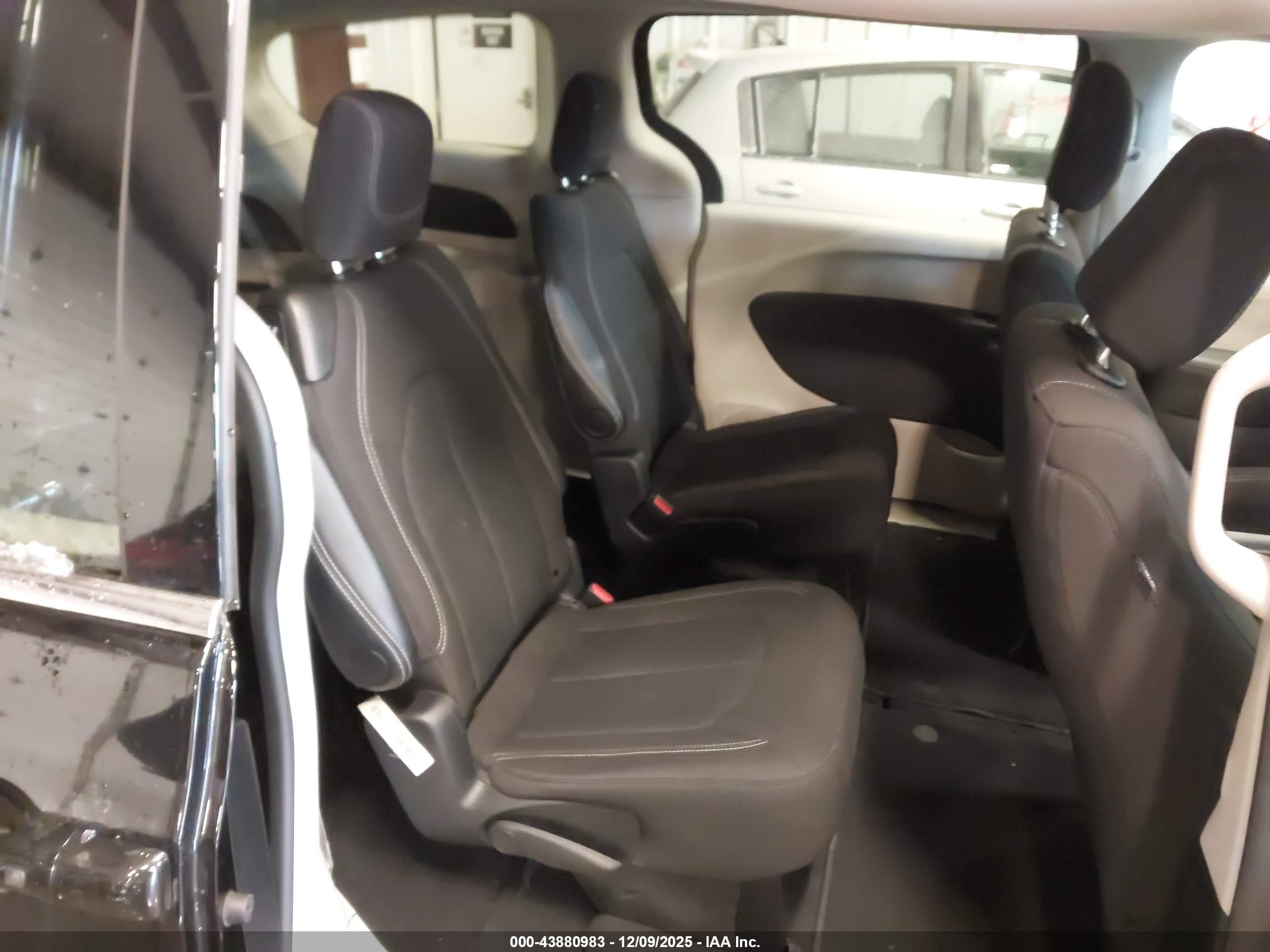 CHRYSLER VOYAGER image 8