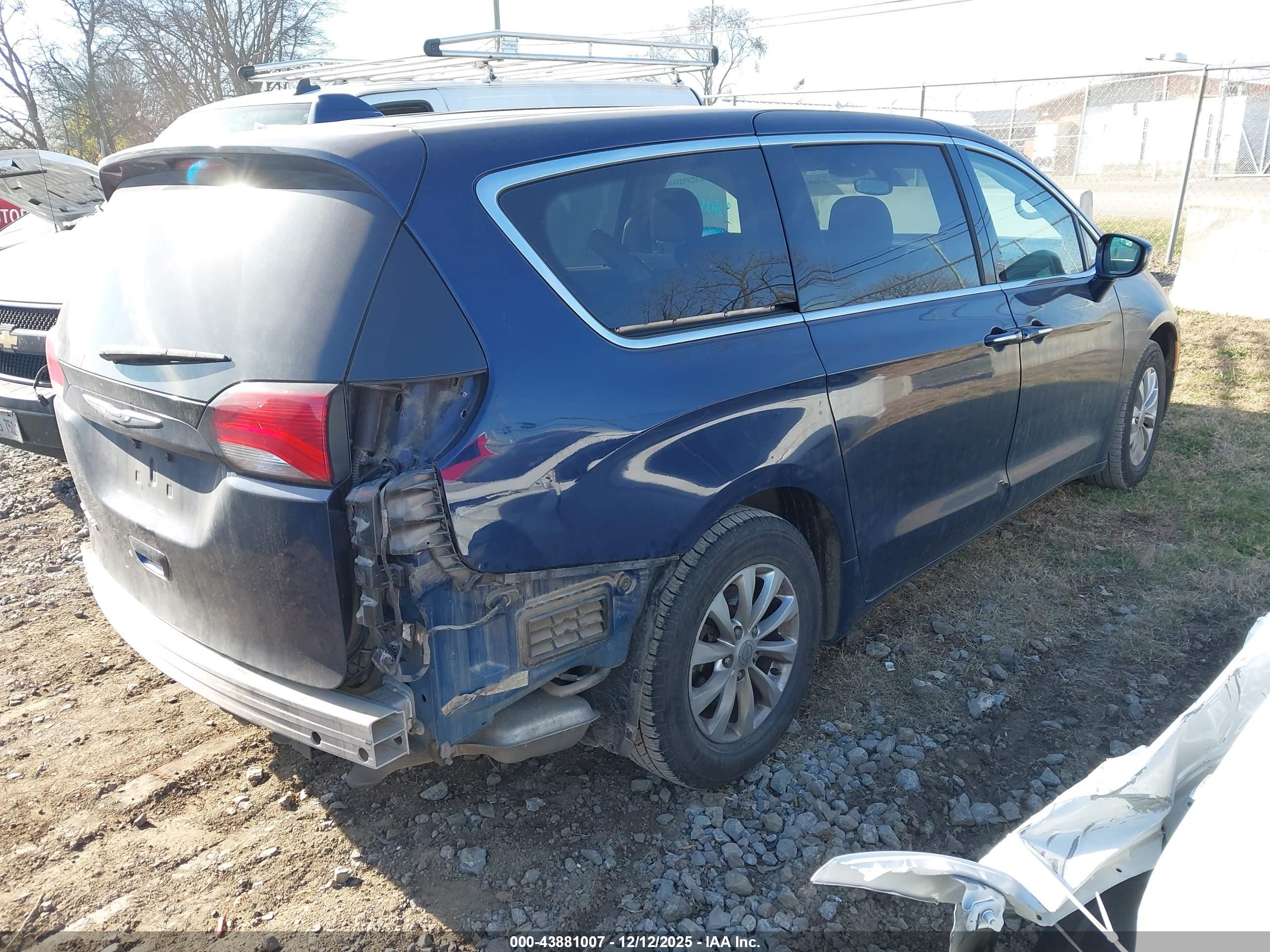 CHRYSLER PACIFICA image 4
