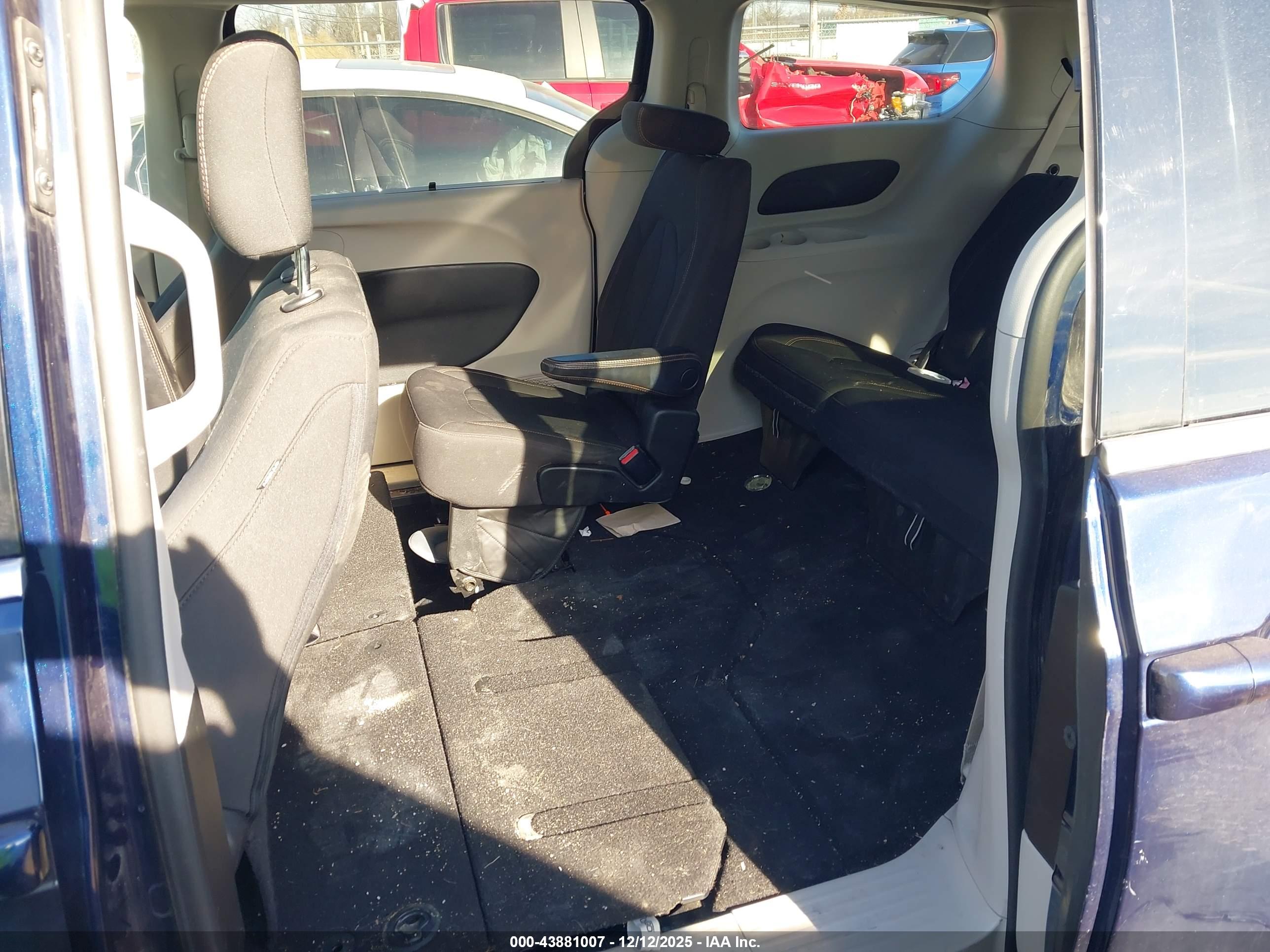 CHRYSLER PACIFICA image 8