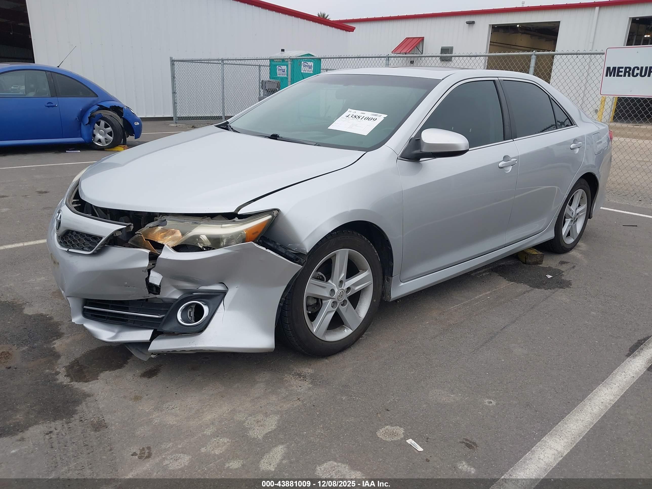 TOYOTA CAMRY image 2