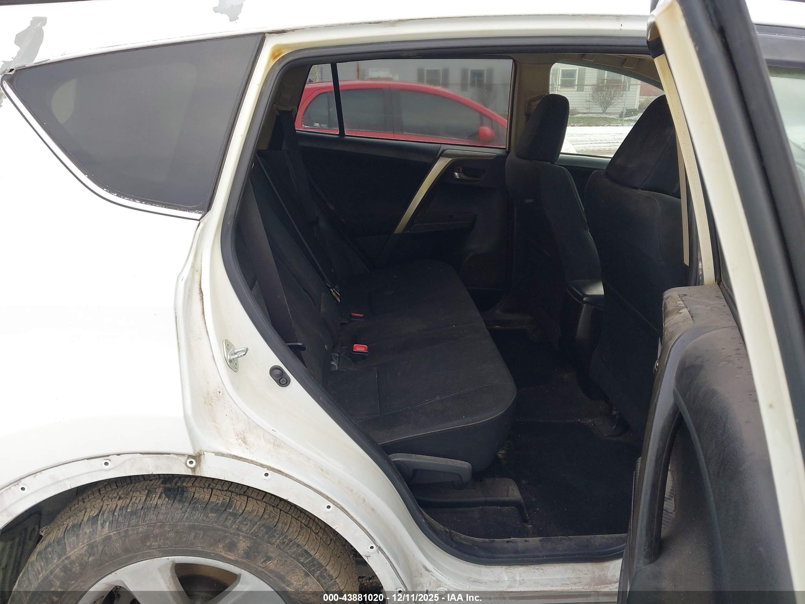 TOYOTA RAV4 image 8