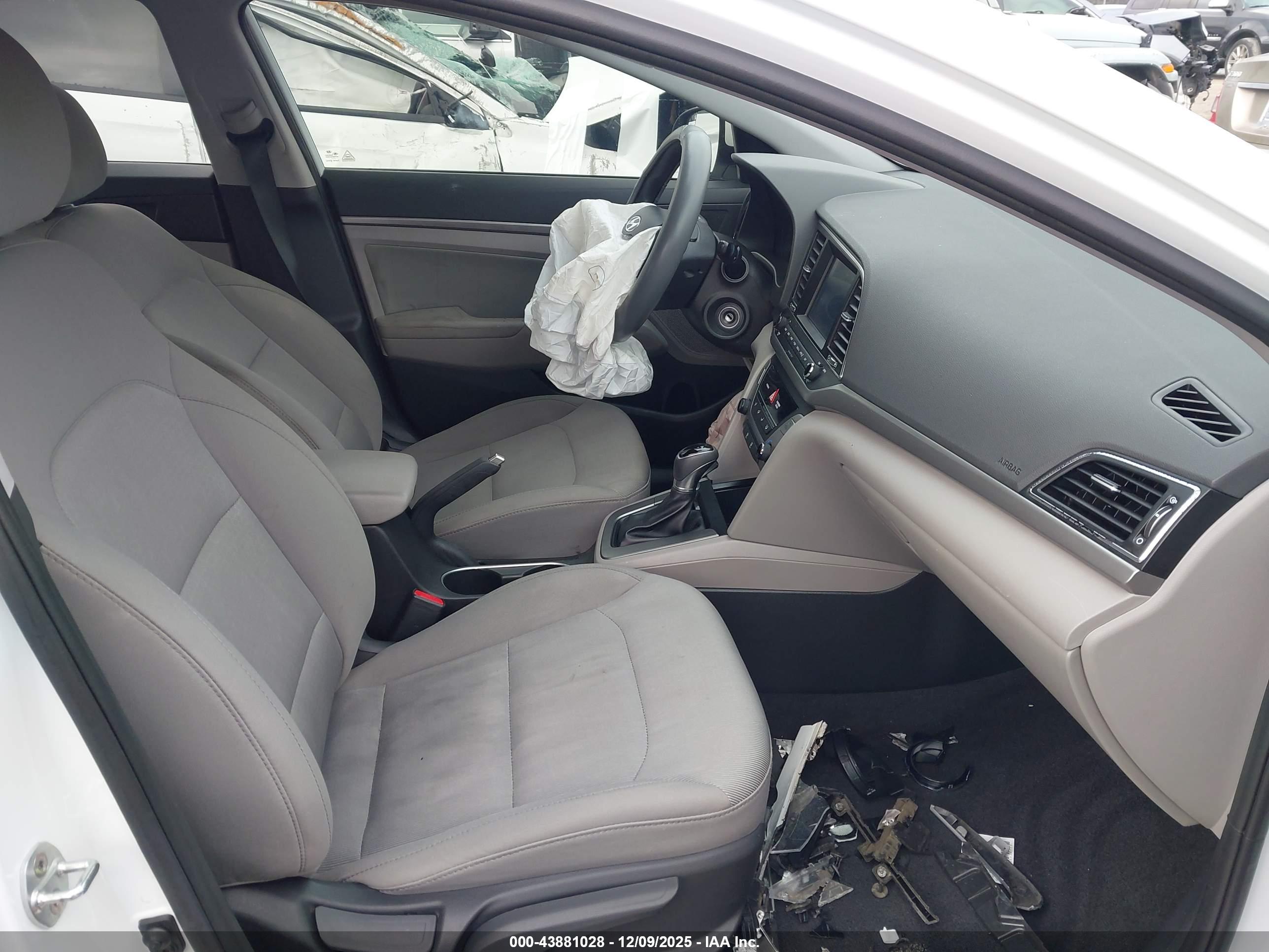 HYUNDAI ELANTRA image 5