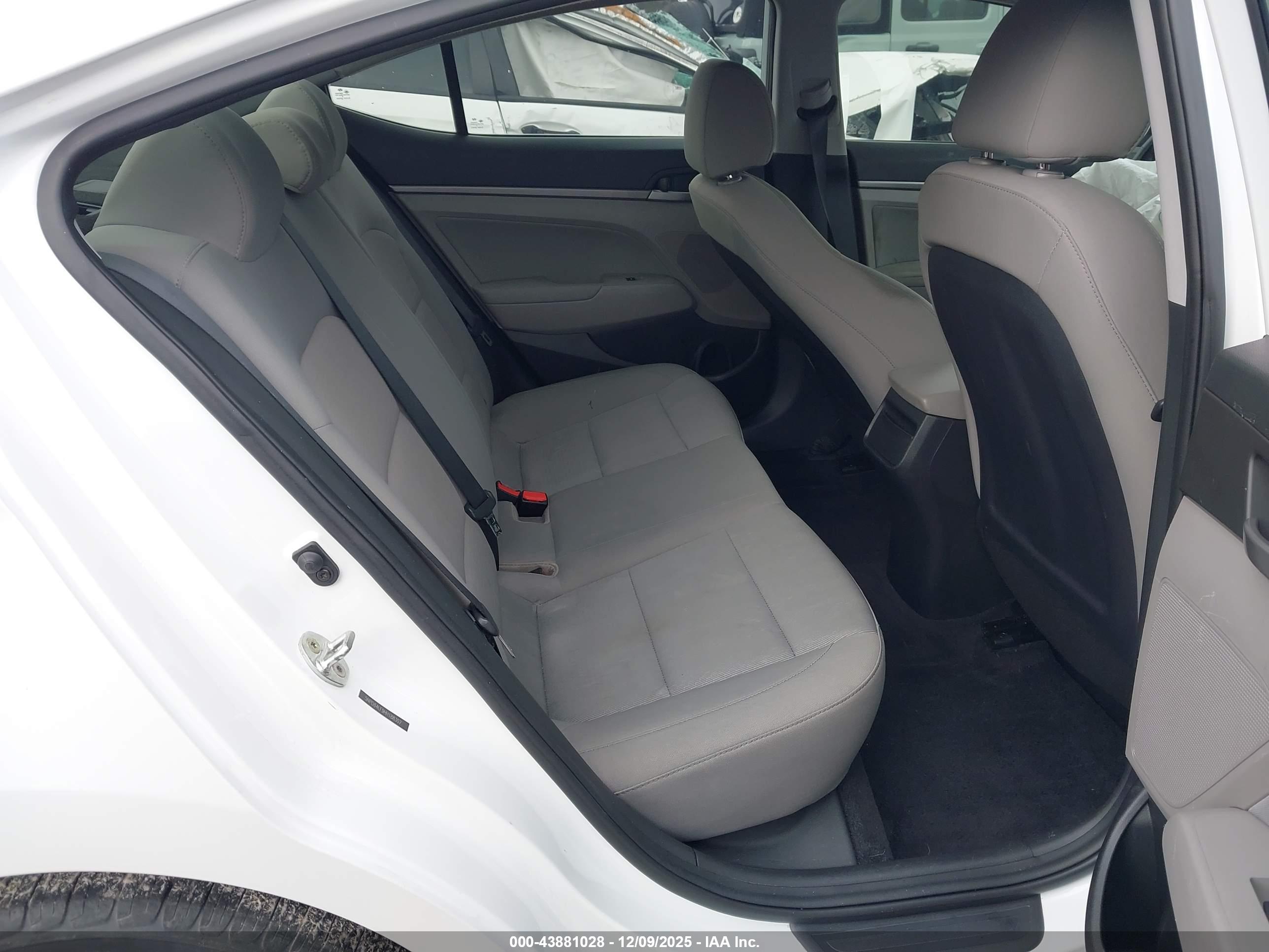 HYUNDAI ELANTRA image 8