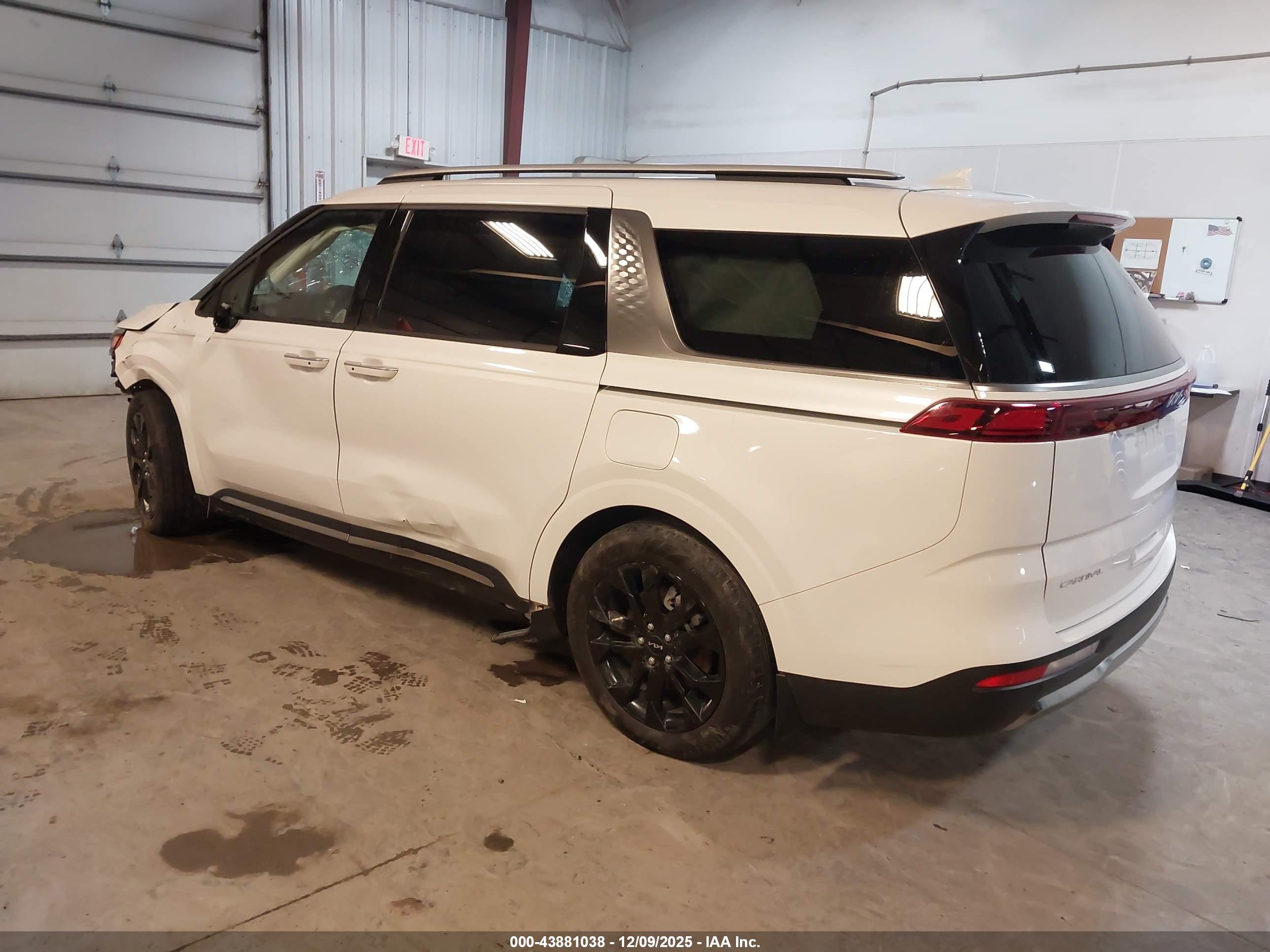 KIA CARNIVAL image 3