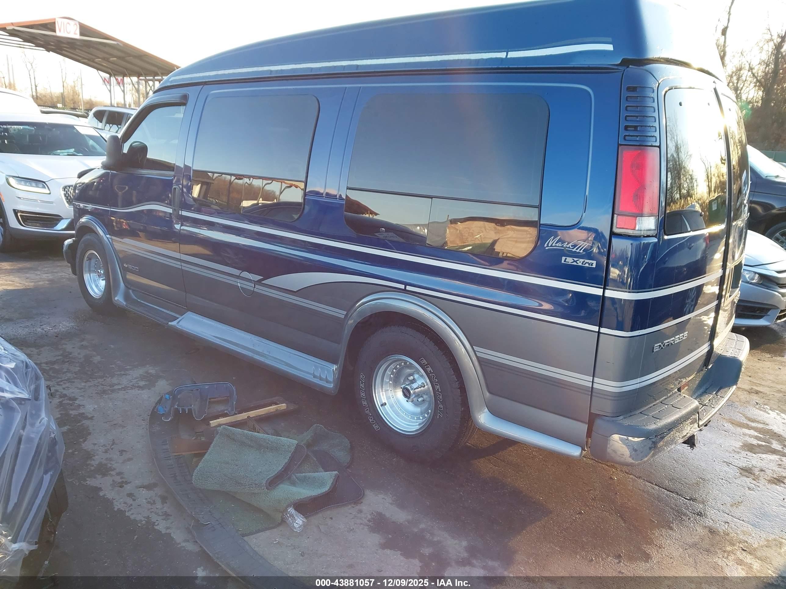 CHEVROLET EXPRESS image 3