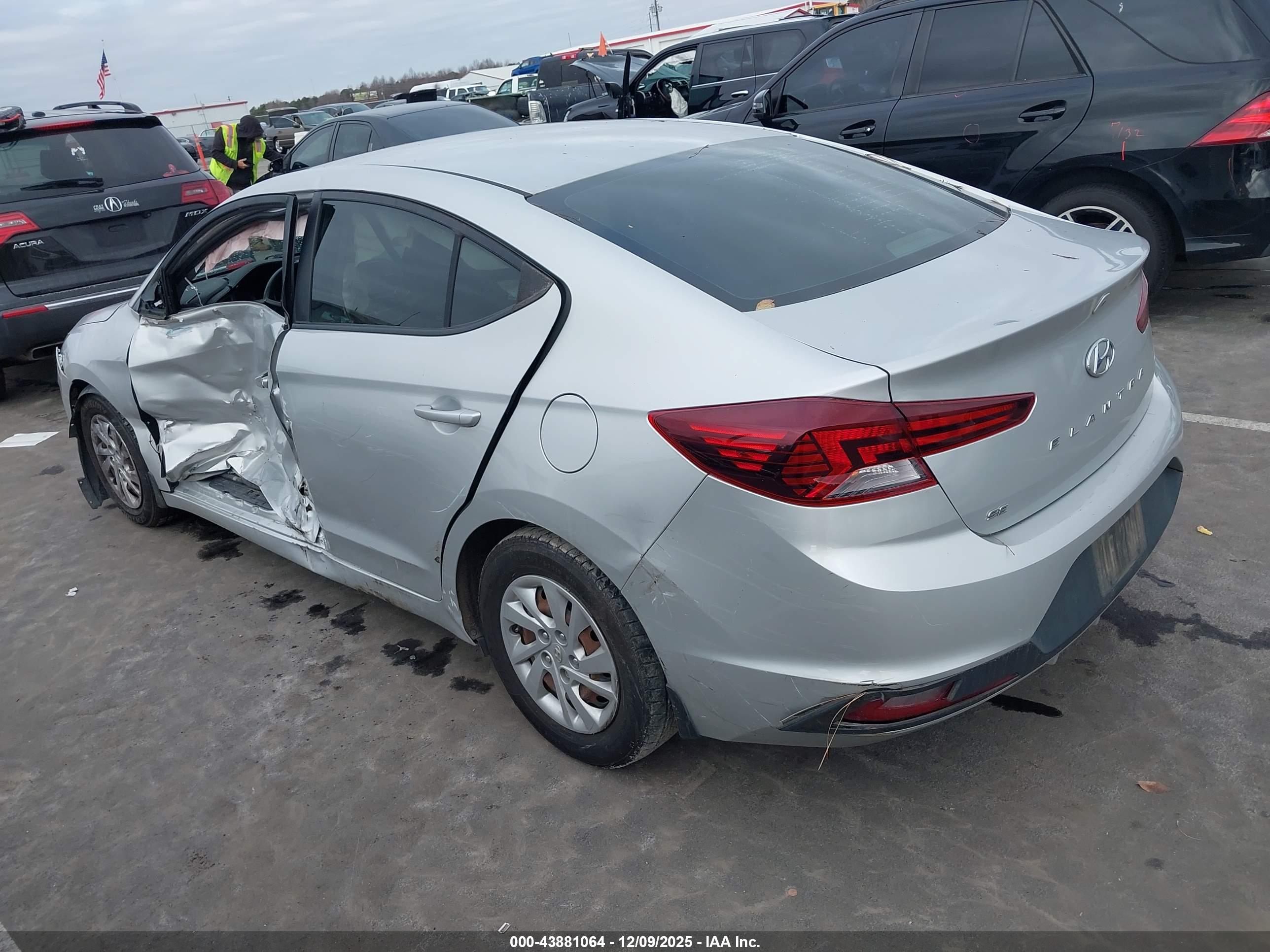 HYUNDAI ELANTRA image 3