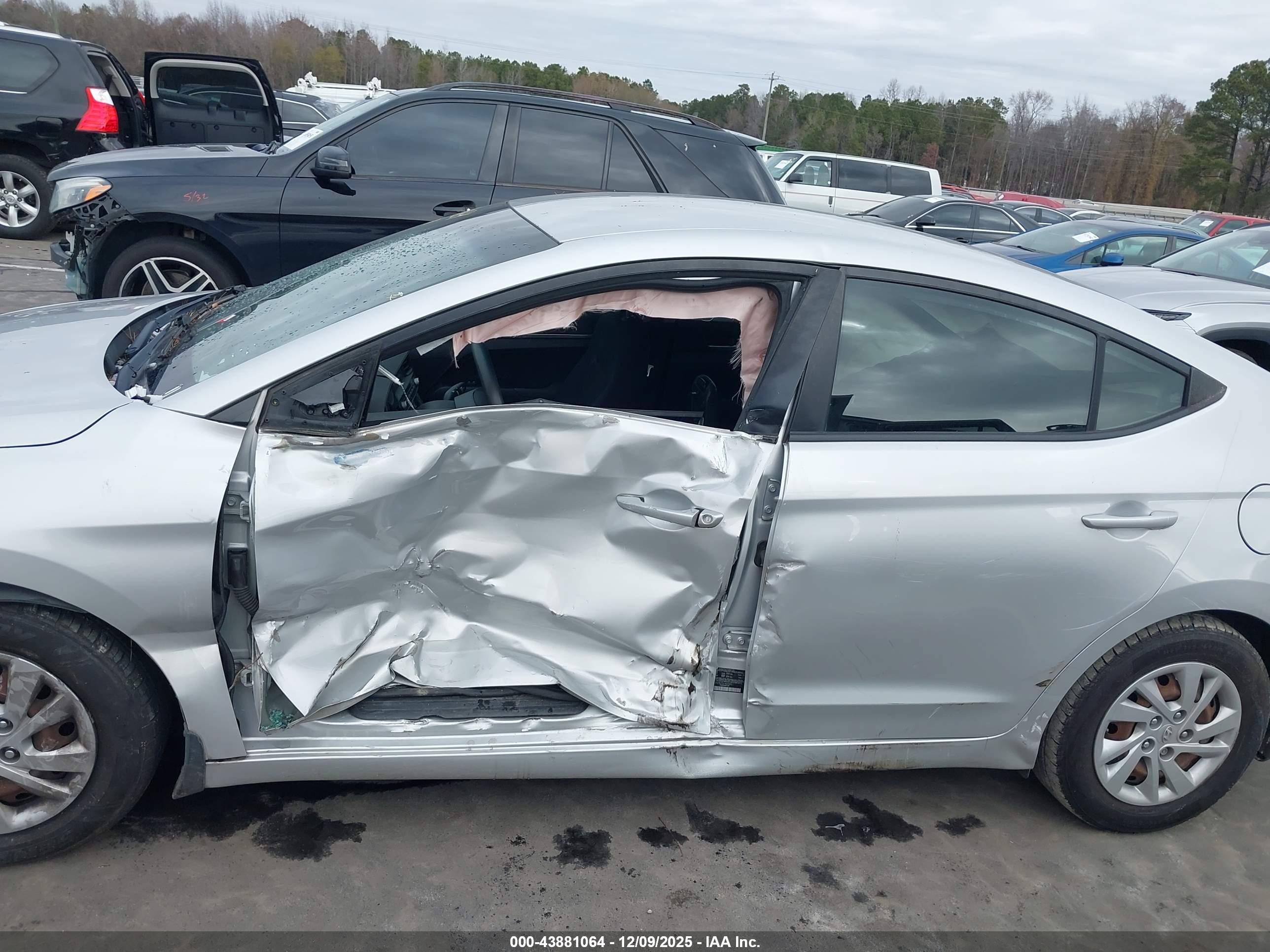 HYUNDAI ELANTRA image 6