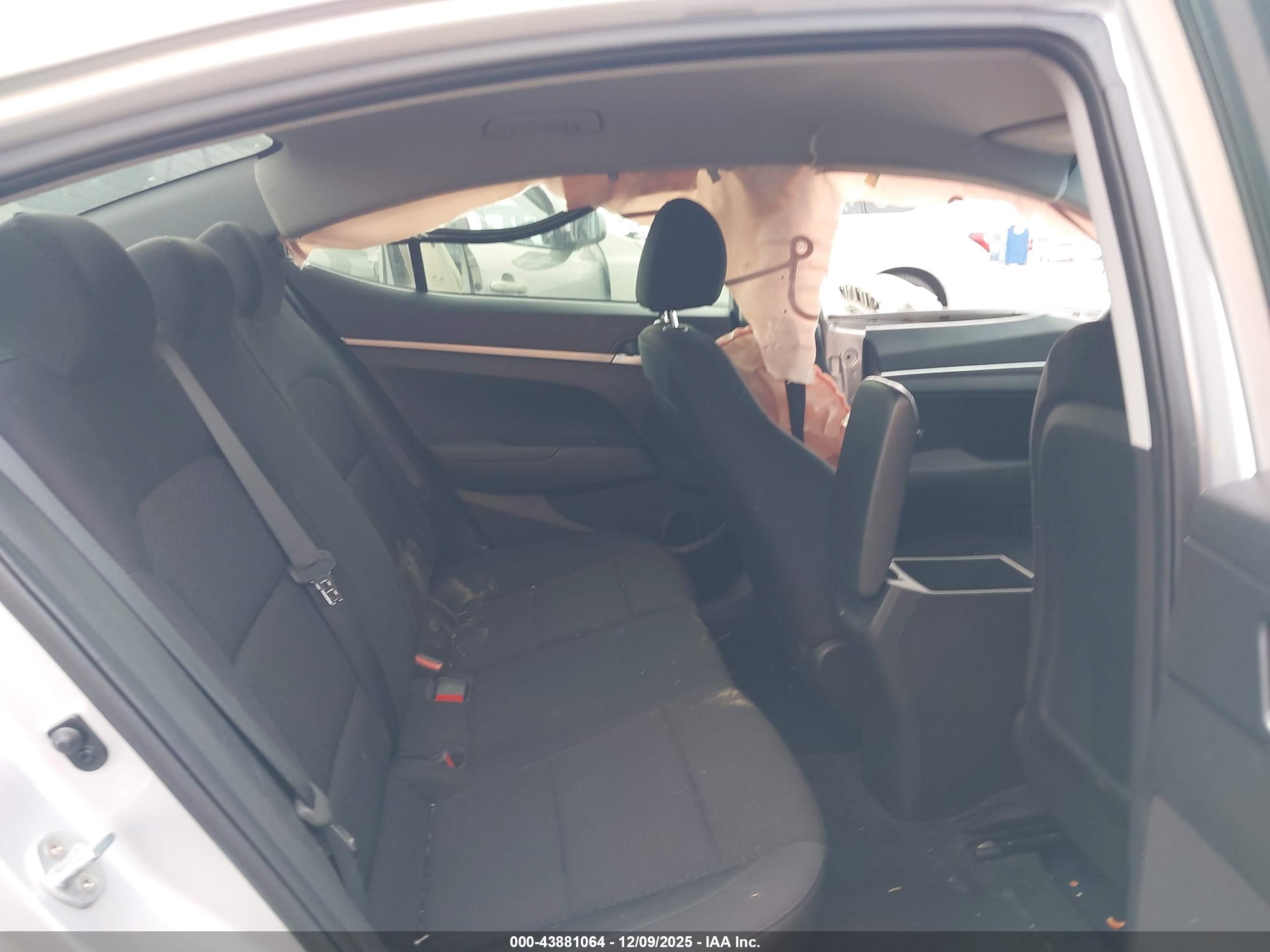 HYUNDAI ELANTRA image 8