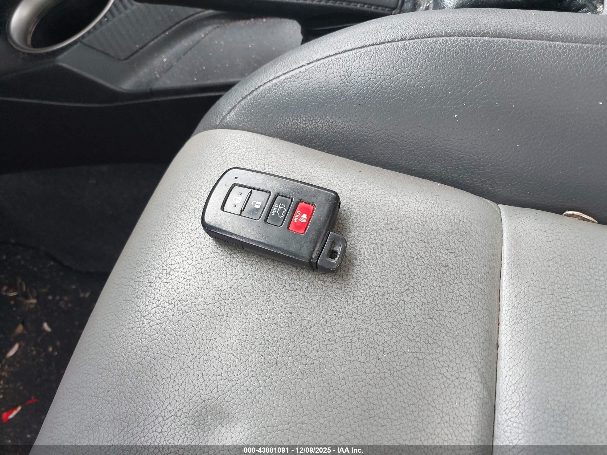 TOYOTA RAV4 image 11