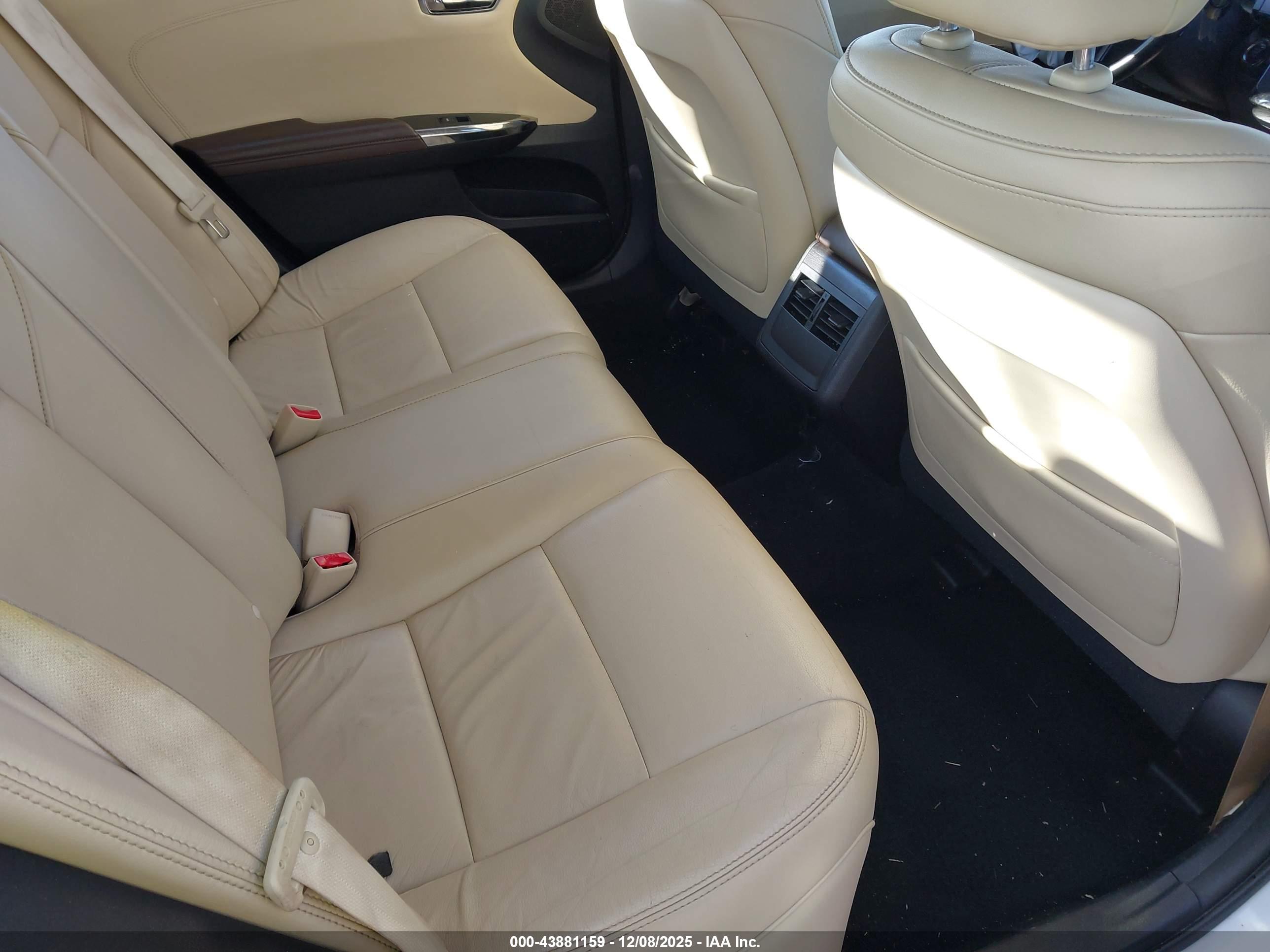 TOYOTA AVALON image 8