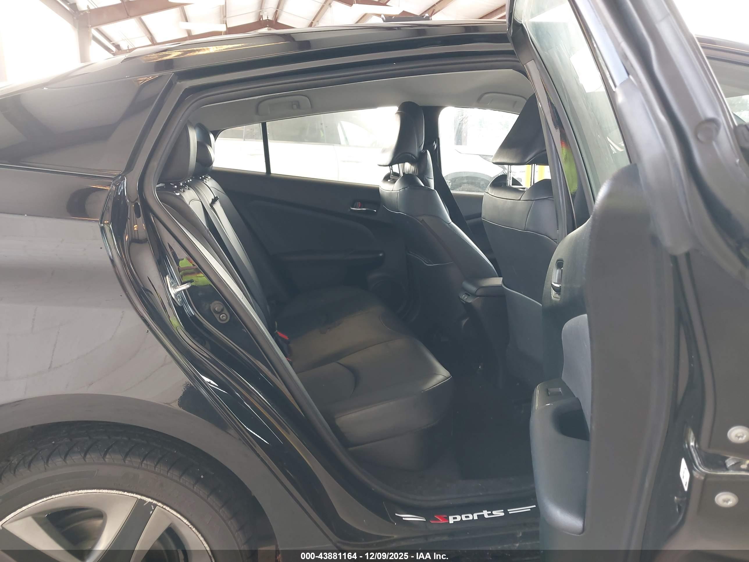 TOYOTA PRIUS image 8
