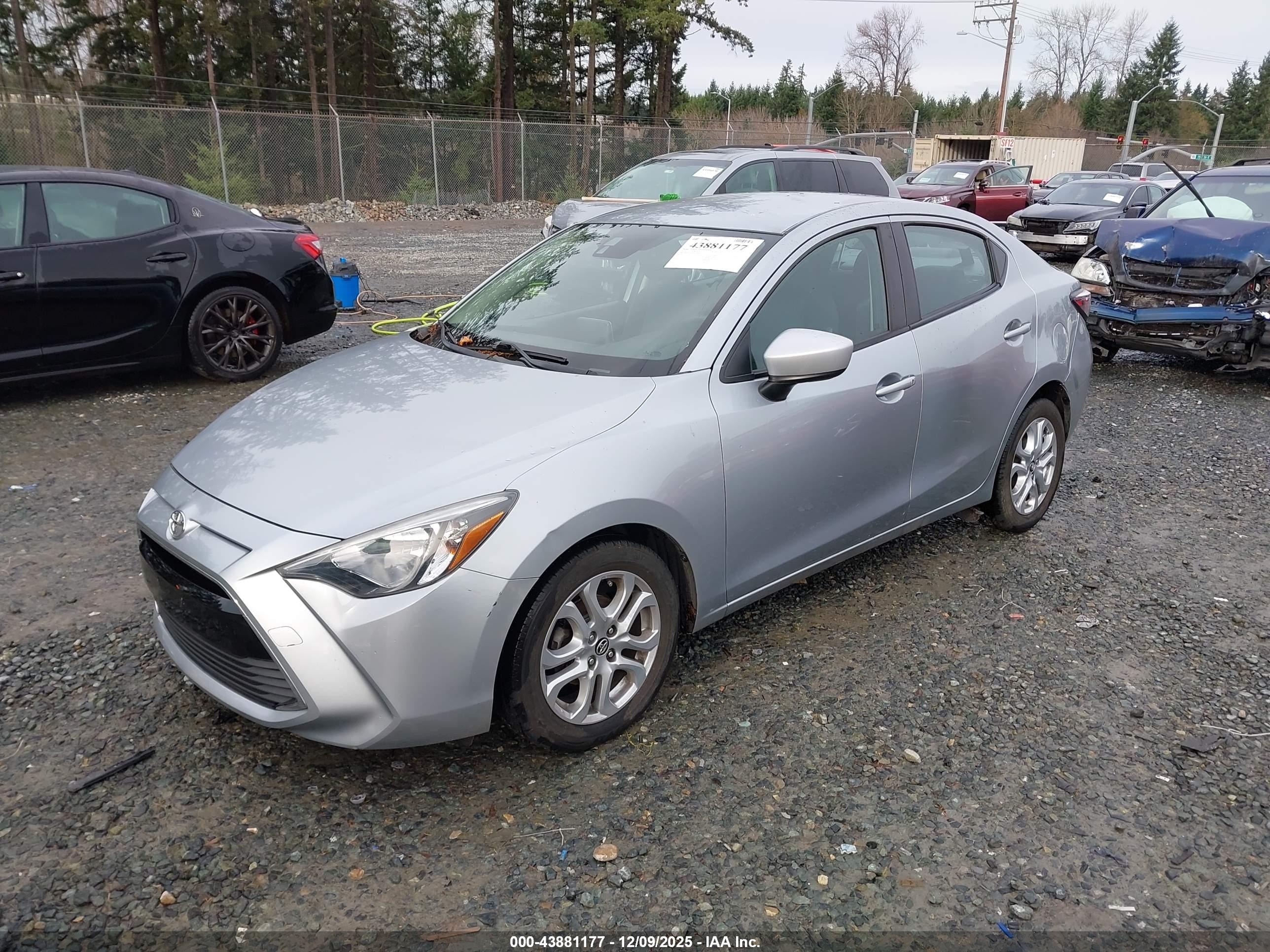 TOYOTA YARIS image 2