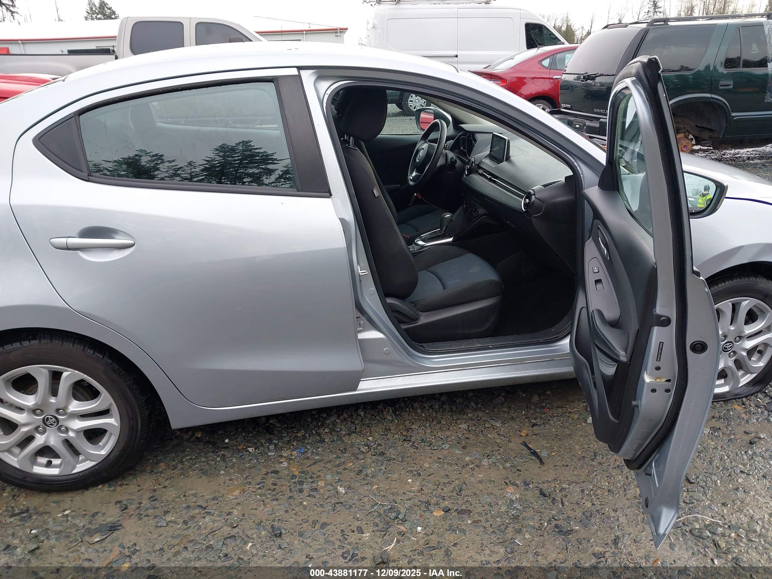 TOYOTA YARIS image 5