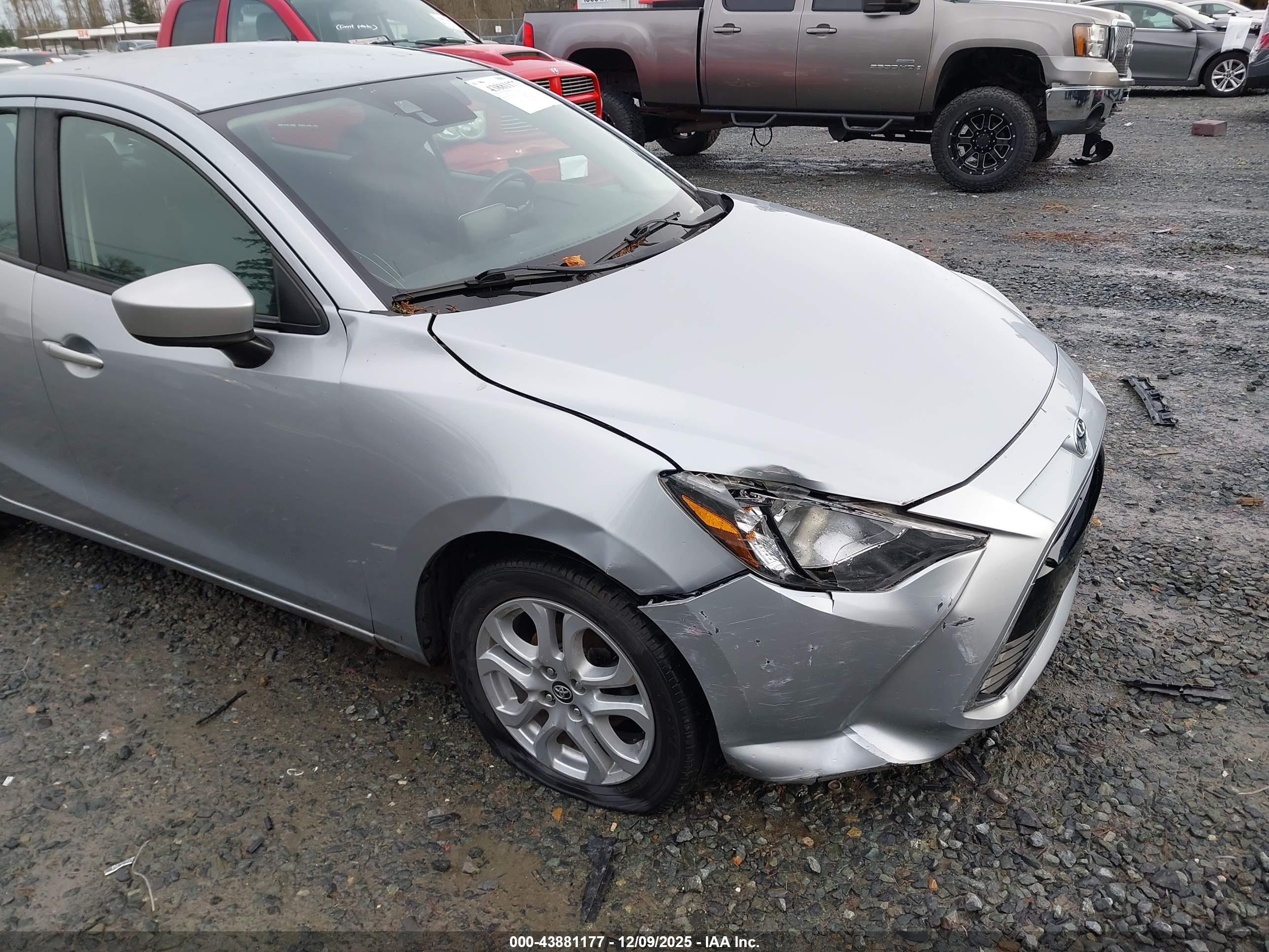 TOYOTA YARIS image 6