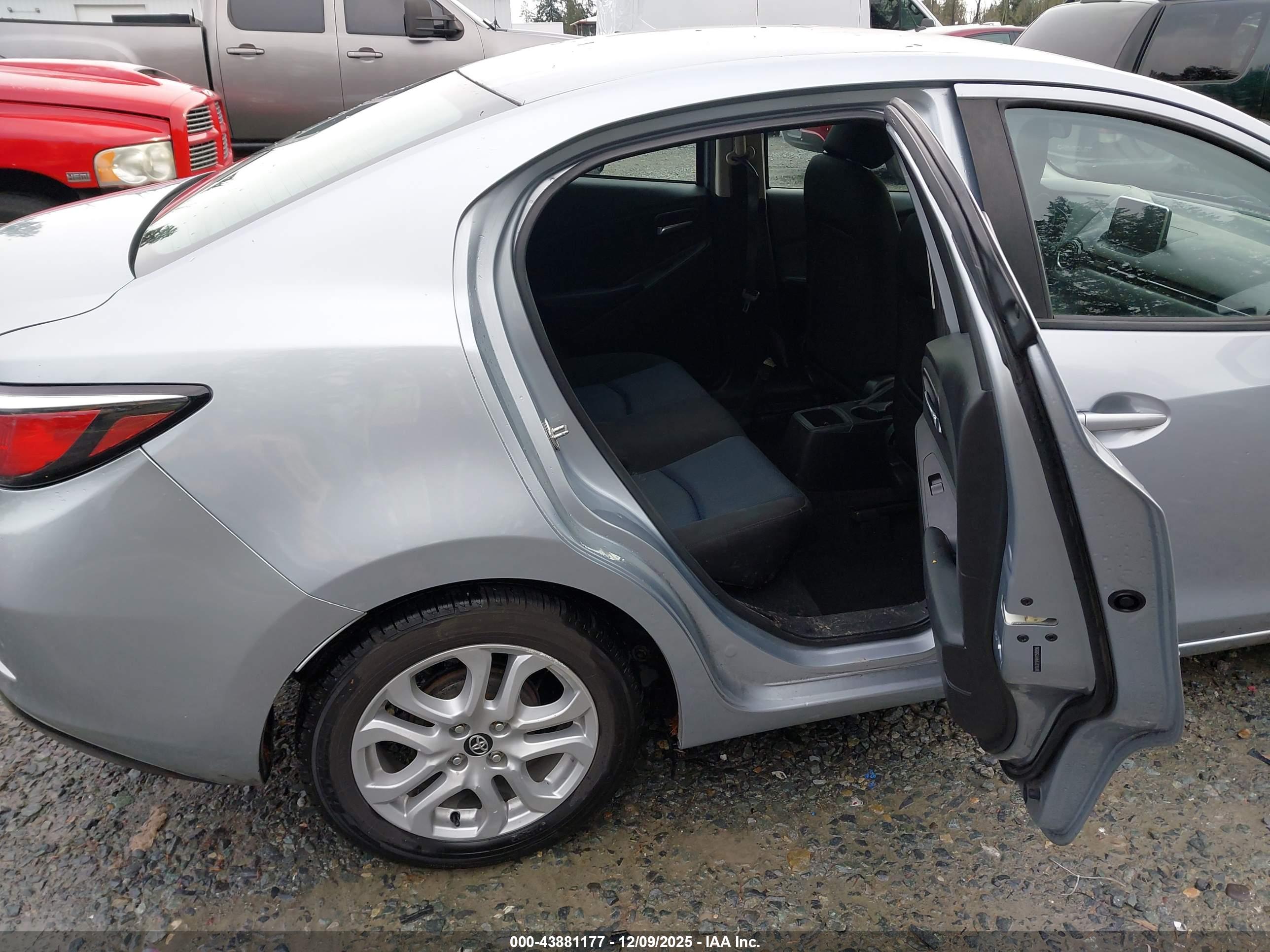 TOYOTA YARIS image 8