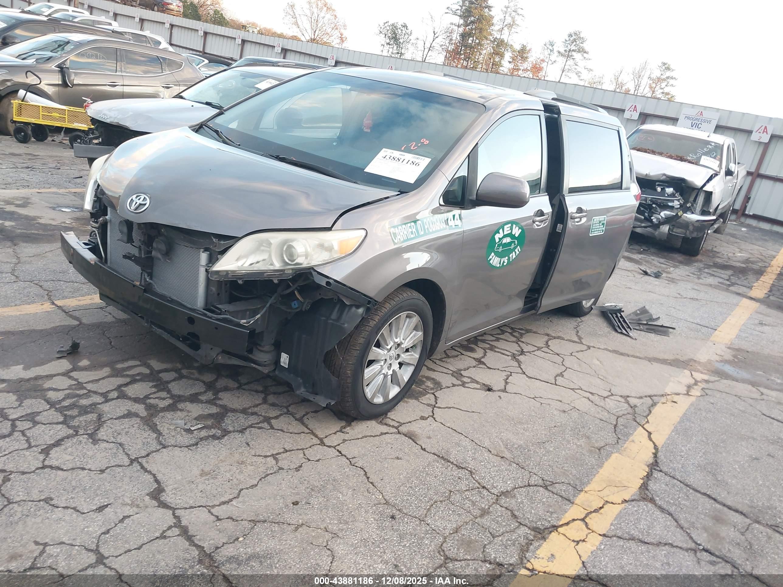 TOYOTA SIENNA image 2