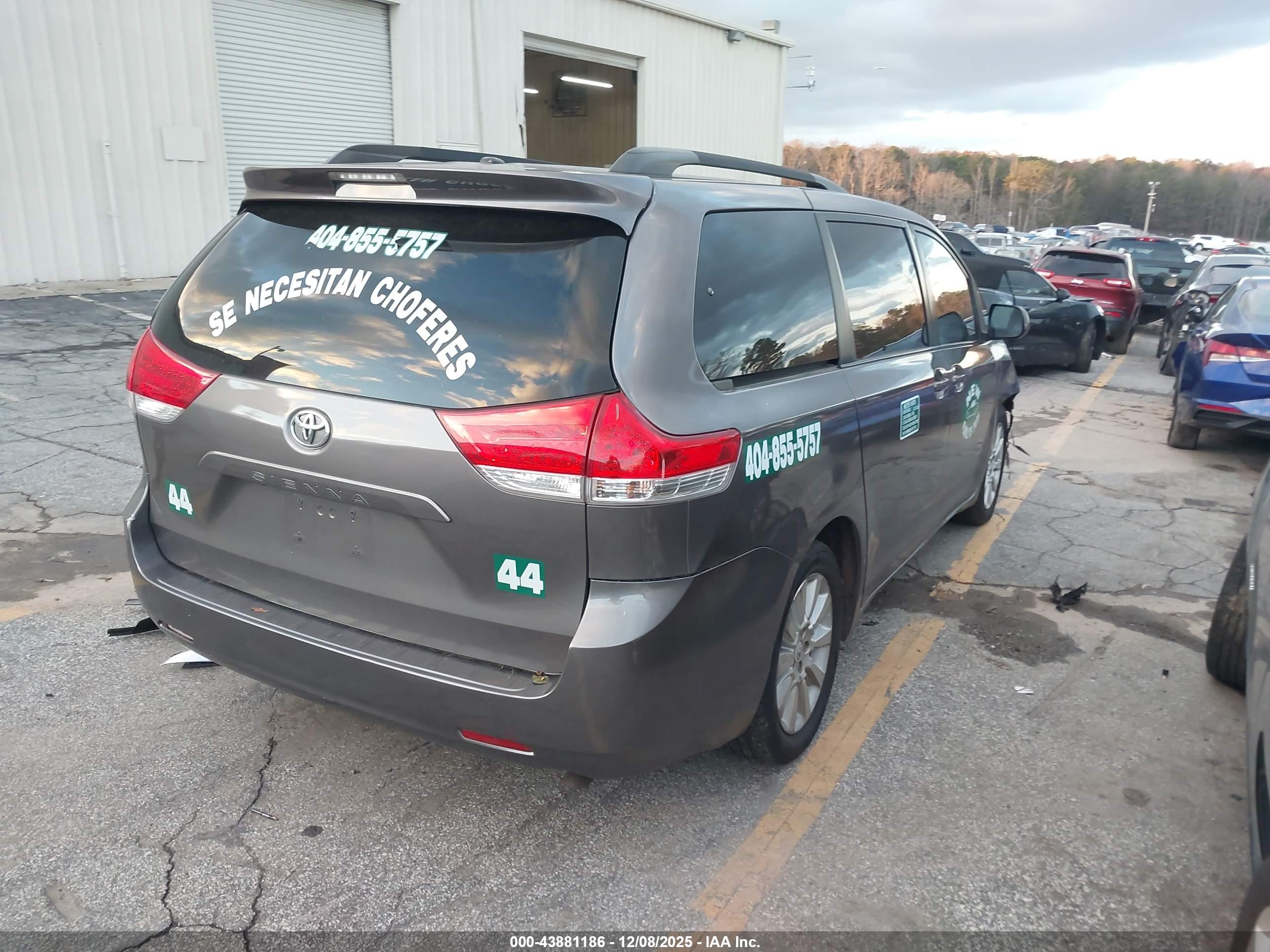TOYOTA SIENNA image 4