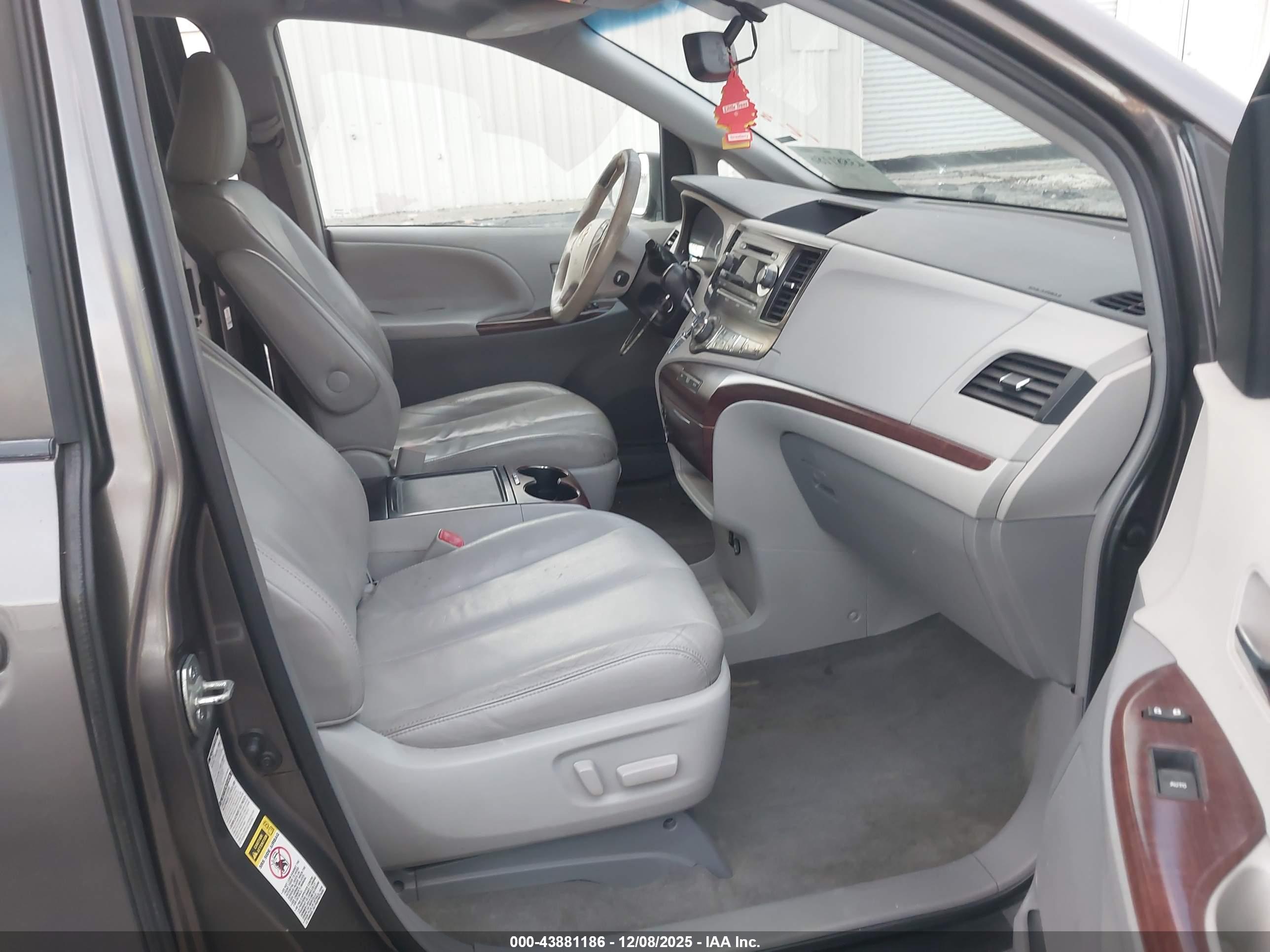 TOYOTA SIENNA image 5
