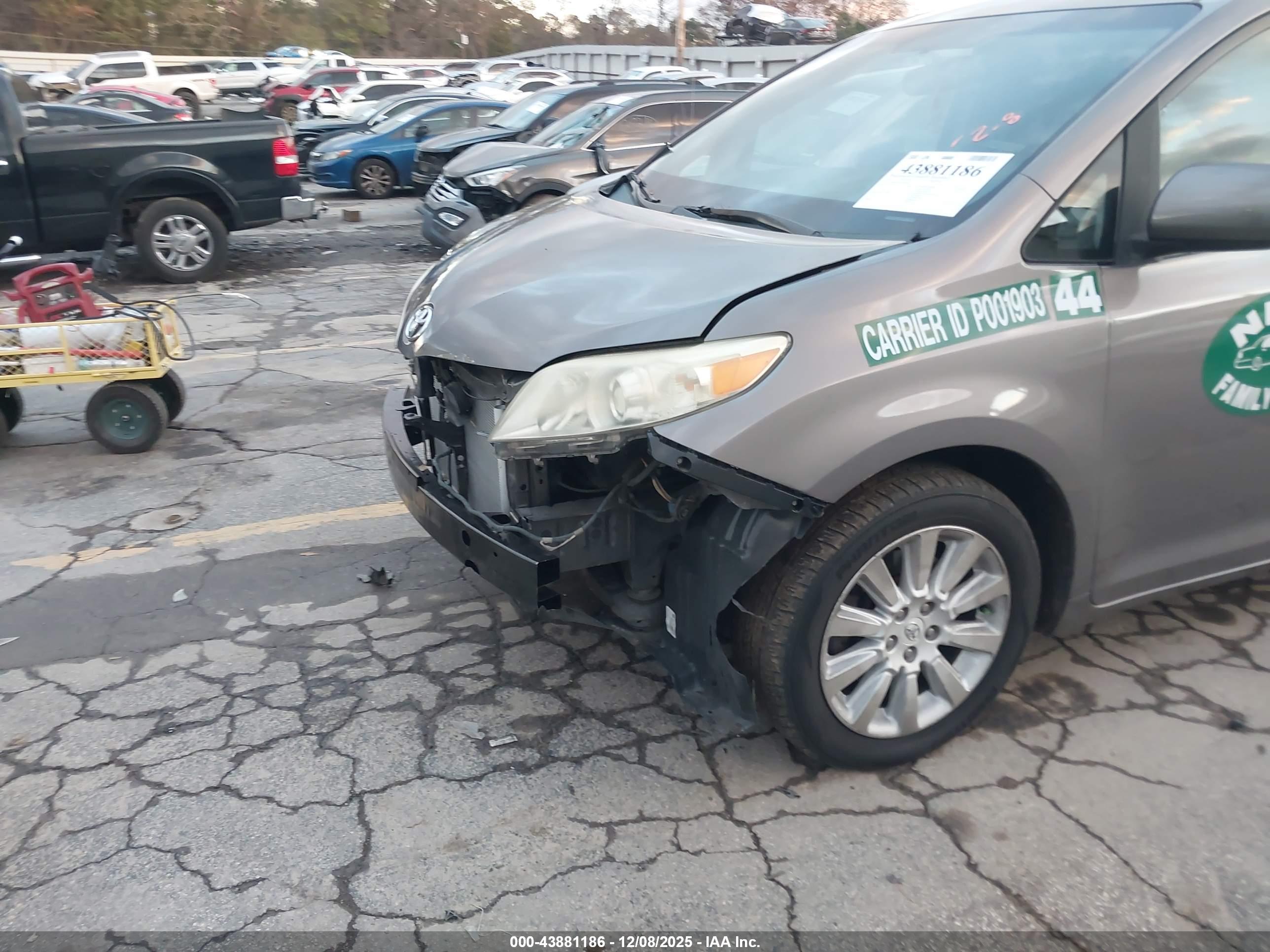 TOYOTA SIENNA image 6