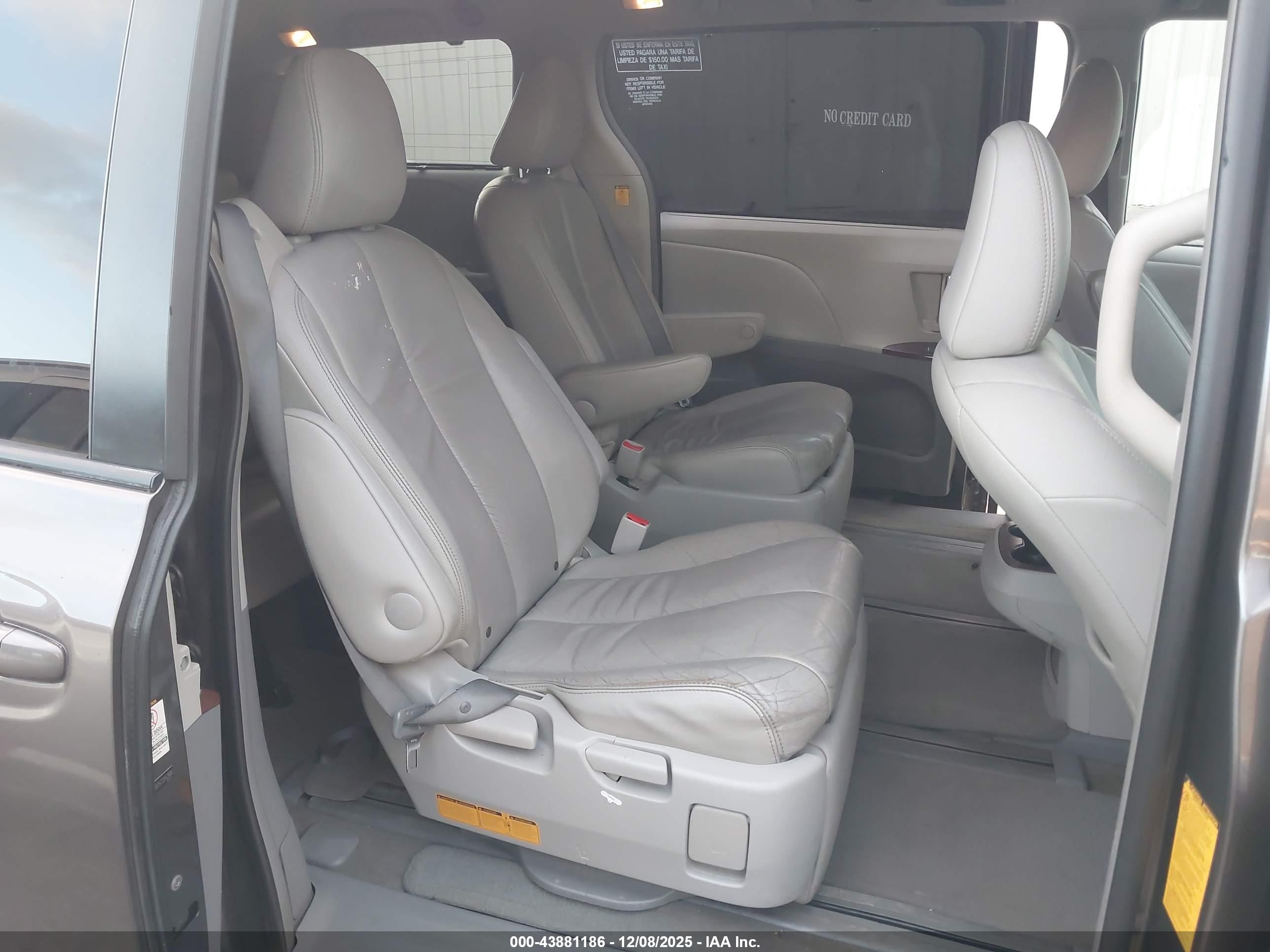 TOYOTA SIENNA image 8