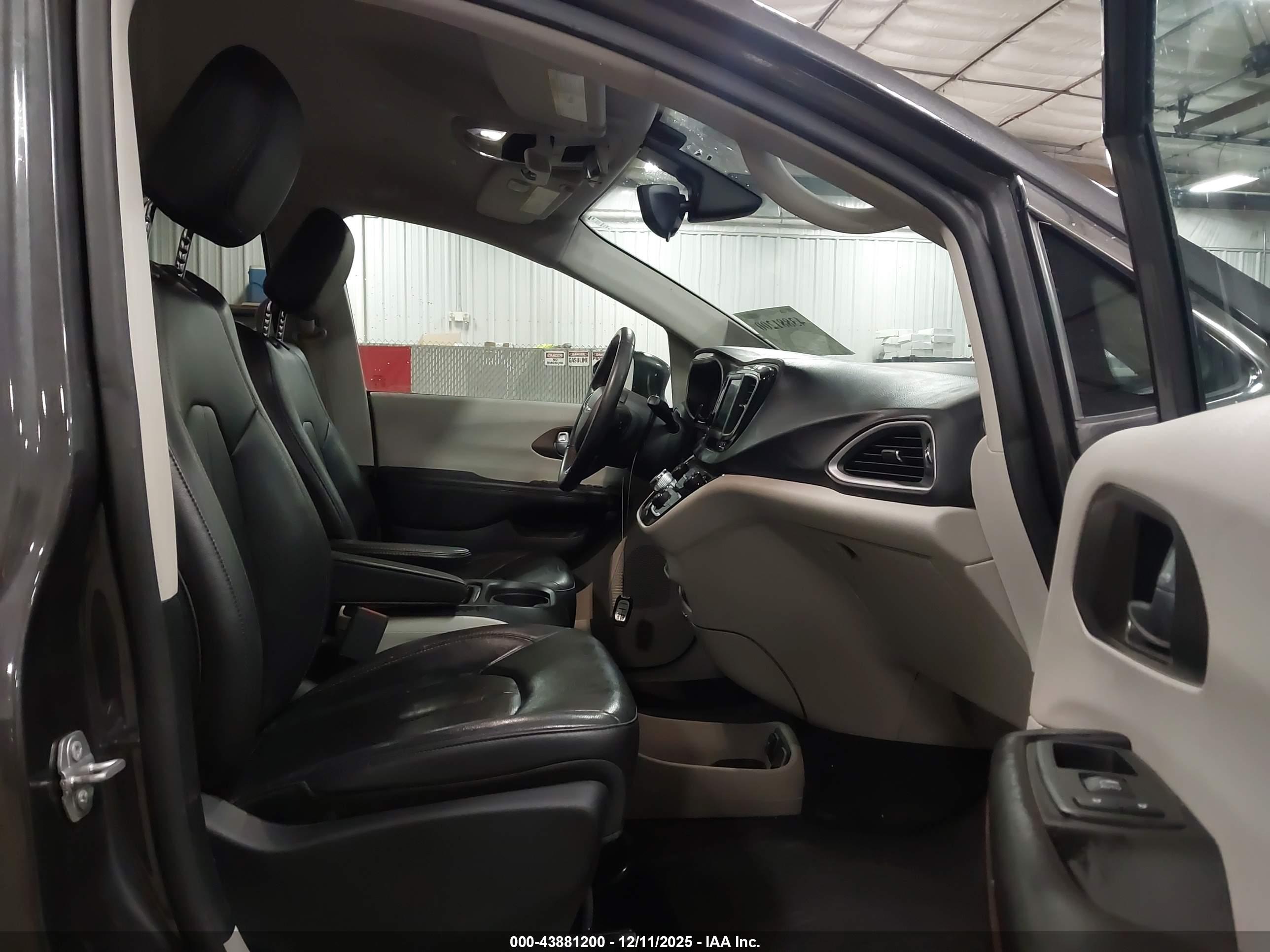 CHRYSLER PACIFICA image 5