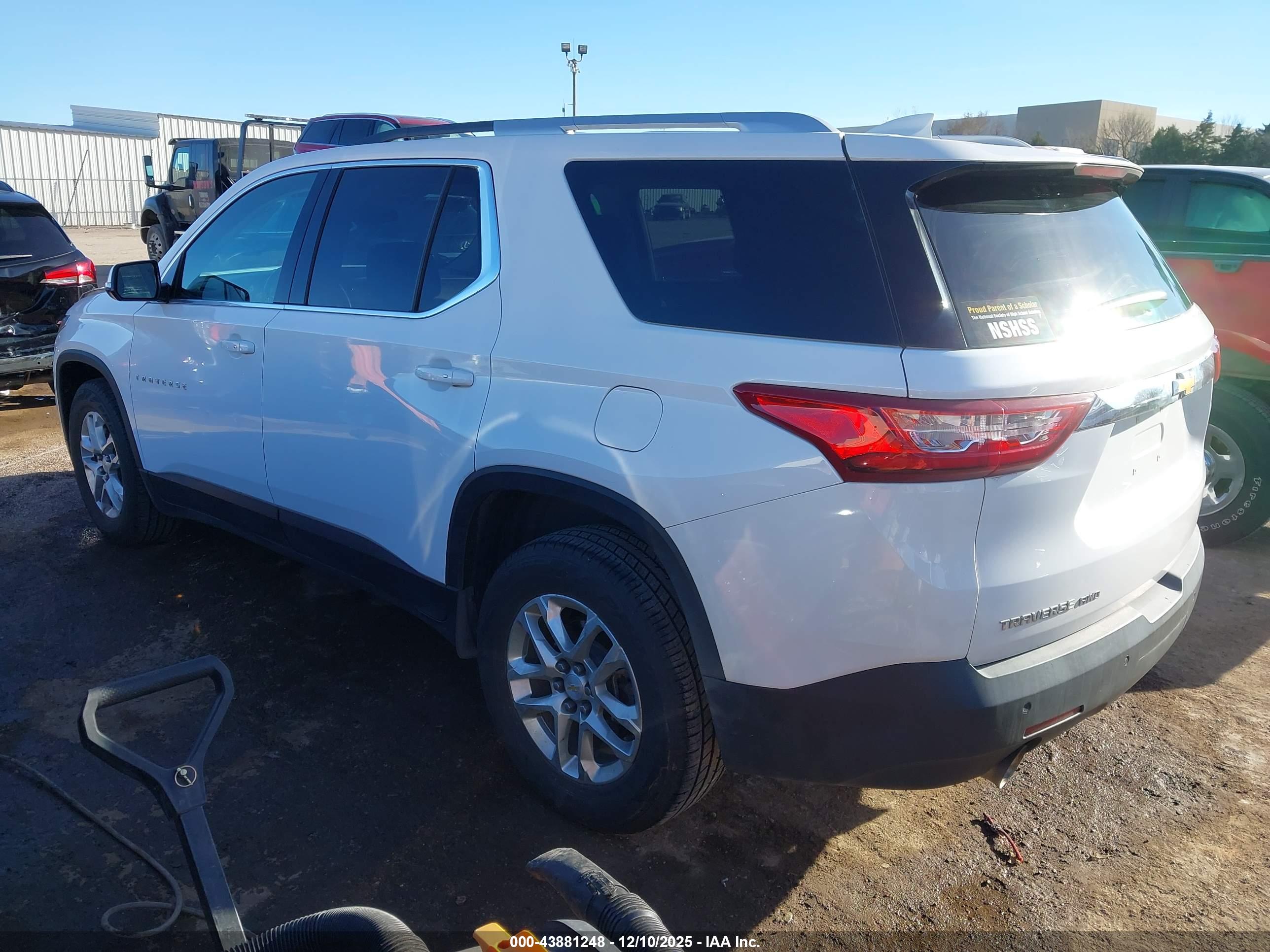CHEVROLET TRAVERSE image 3