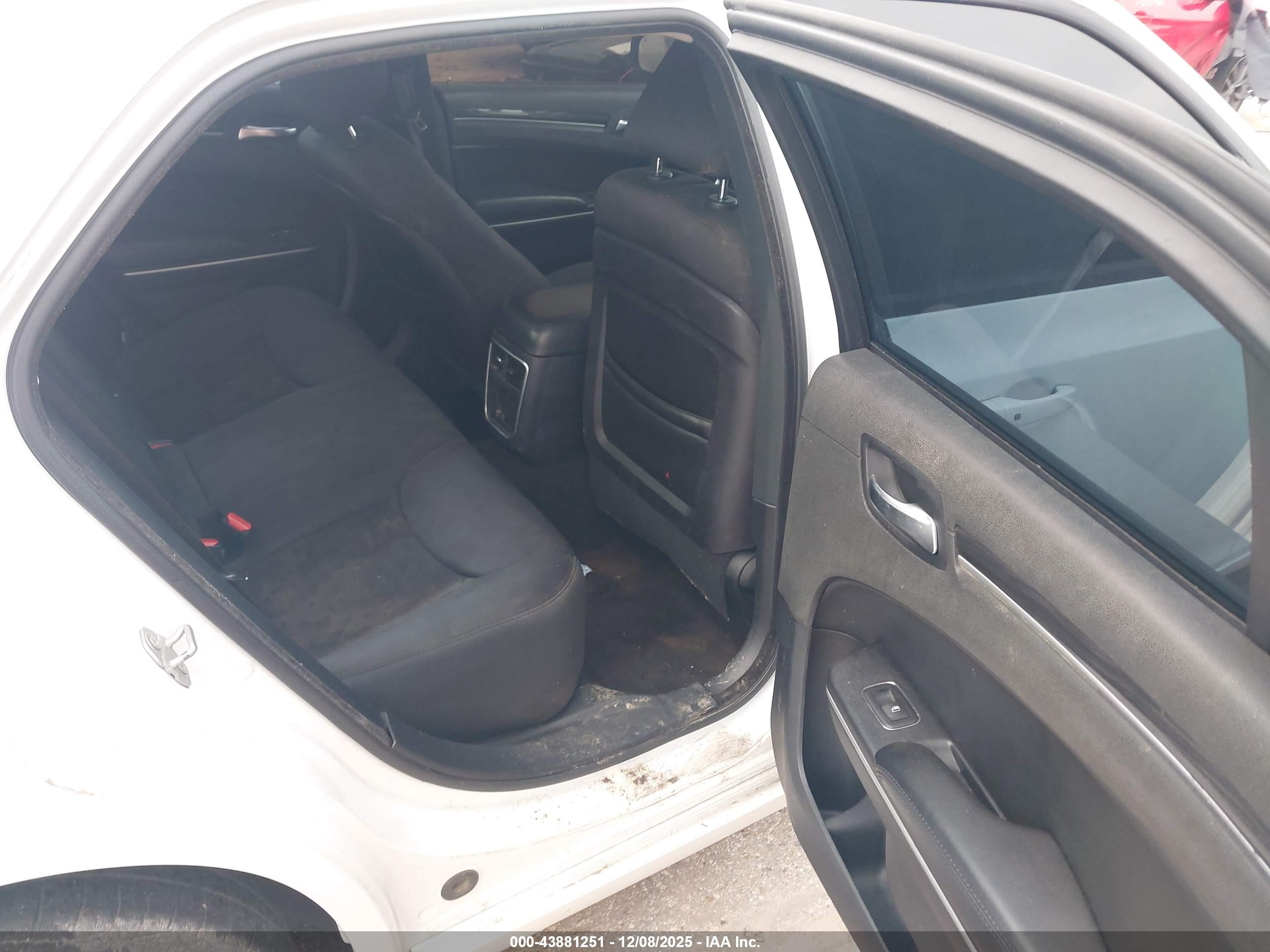 CHRYSLER 300 image 8