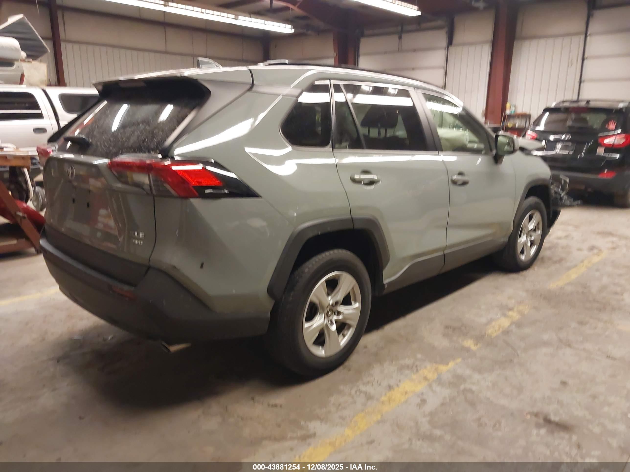 TOYOTA RAV4 image 4
