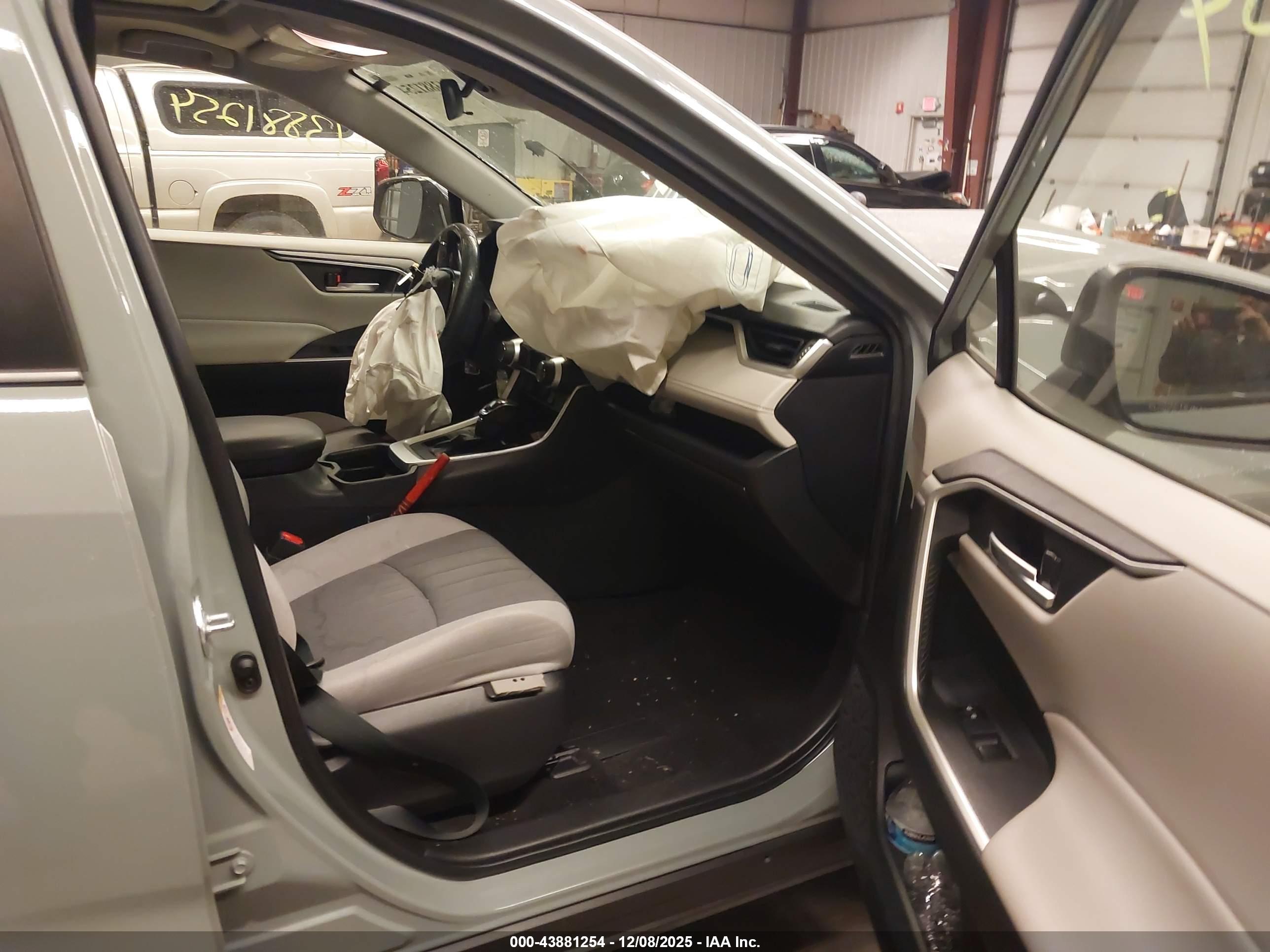 TOYOTA RAV4 image 5